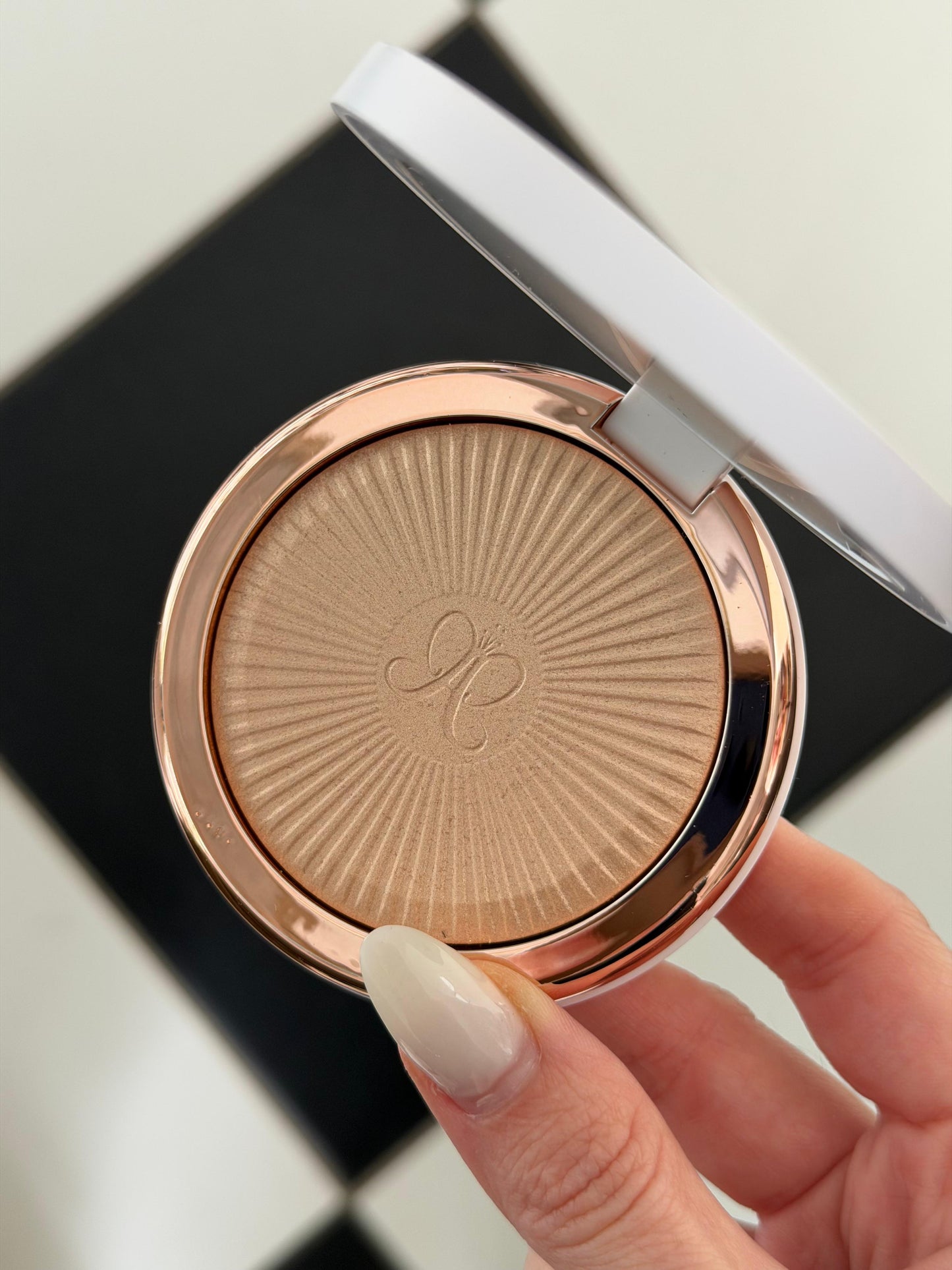 ANASTASIA BEVERLY HILLS
Glow Seeker Highlighter - Sun Idol
Illuminating Powder Radiance