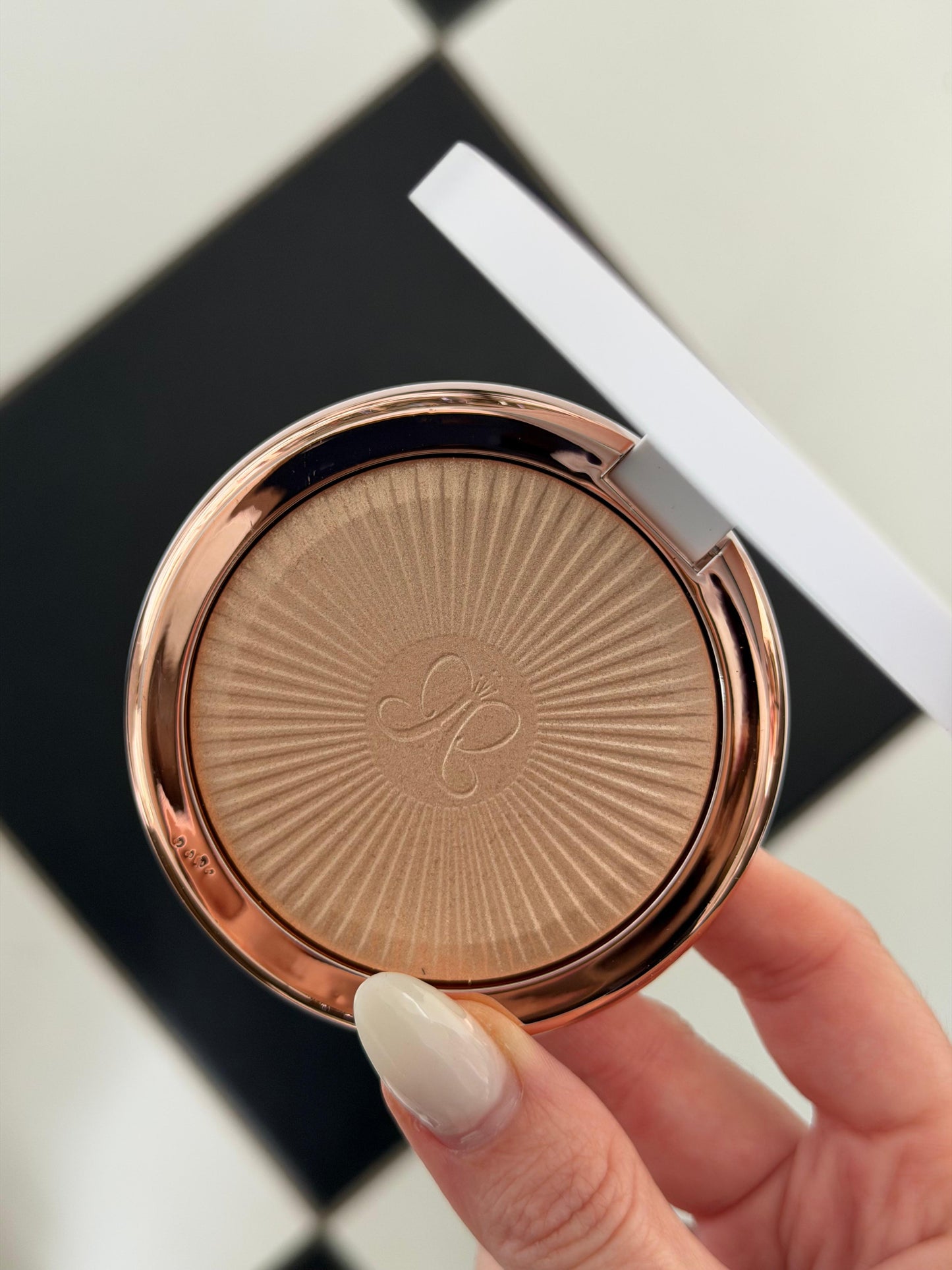 ANASTASIA BEVERLY HILLS
Glow Seeker Highlighter - Sun Idol
Illuminating Powder Radiance