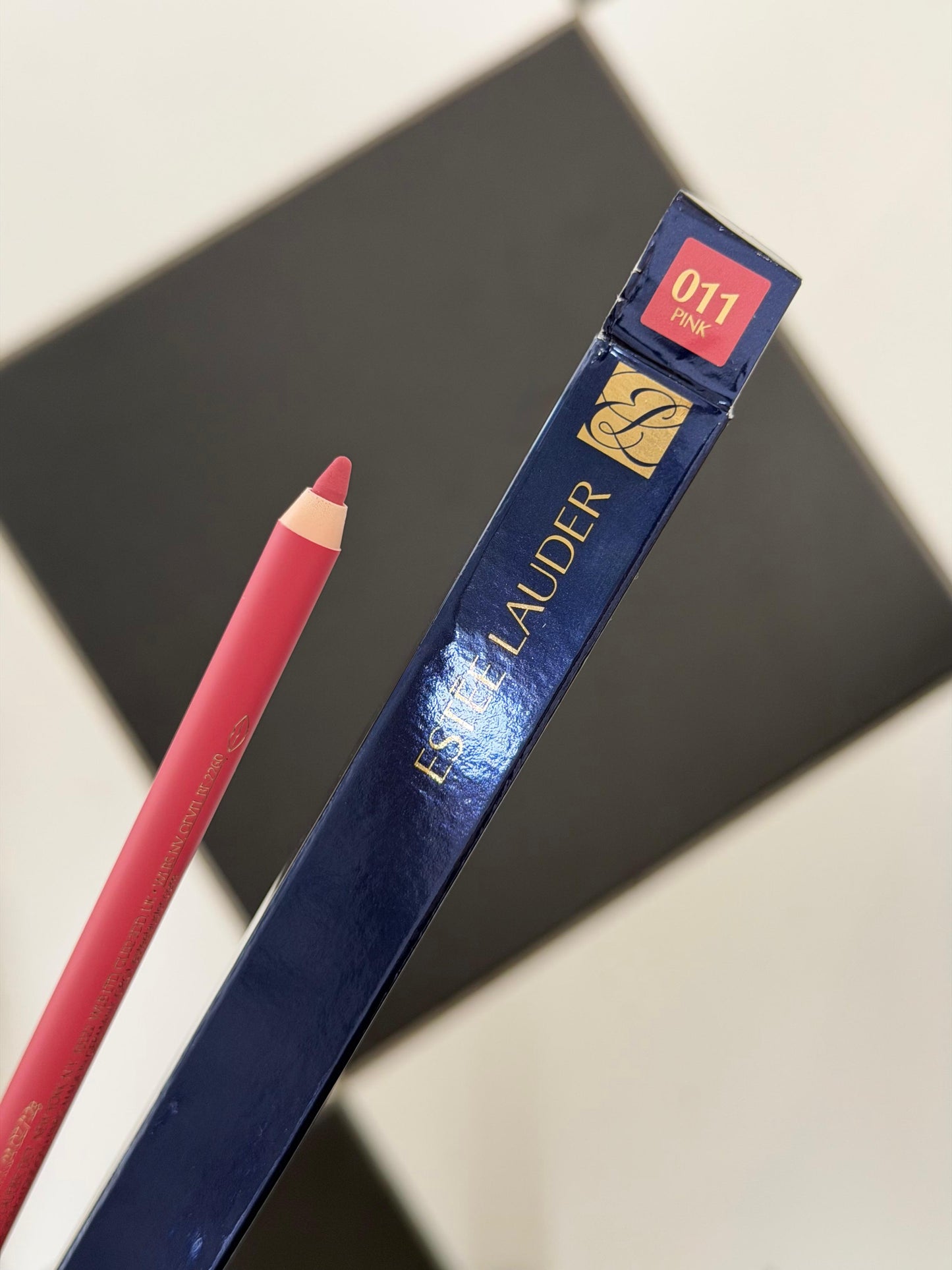 ESTÉE LAUDER Double Wear
24H Stay-in-Place Lip Liner (011)
Oil-Infused, Transfer-Resistant Wear