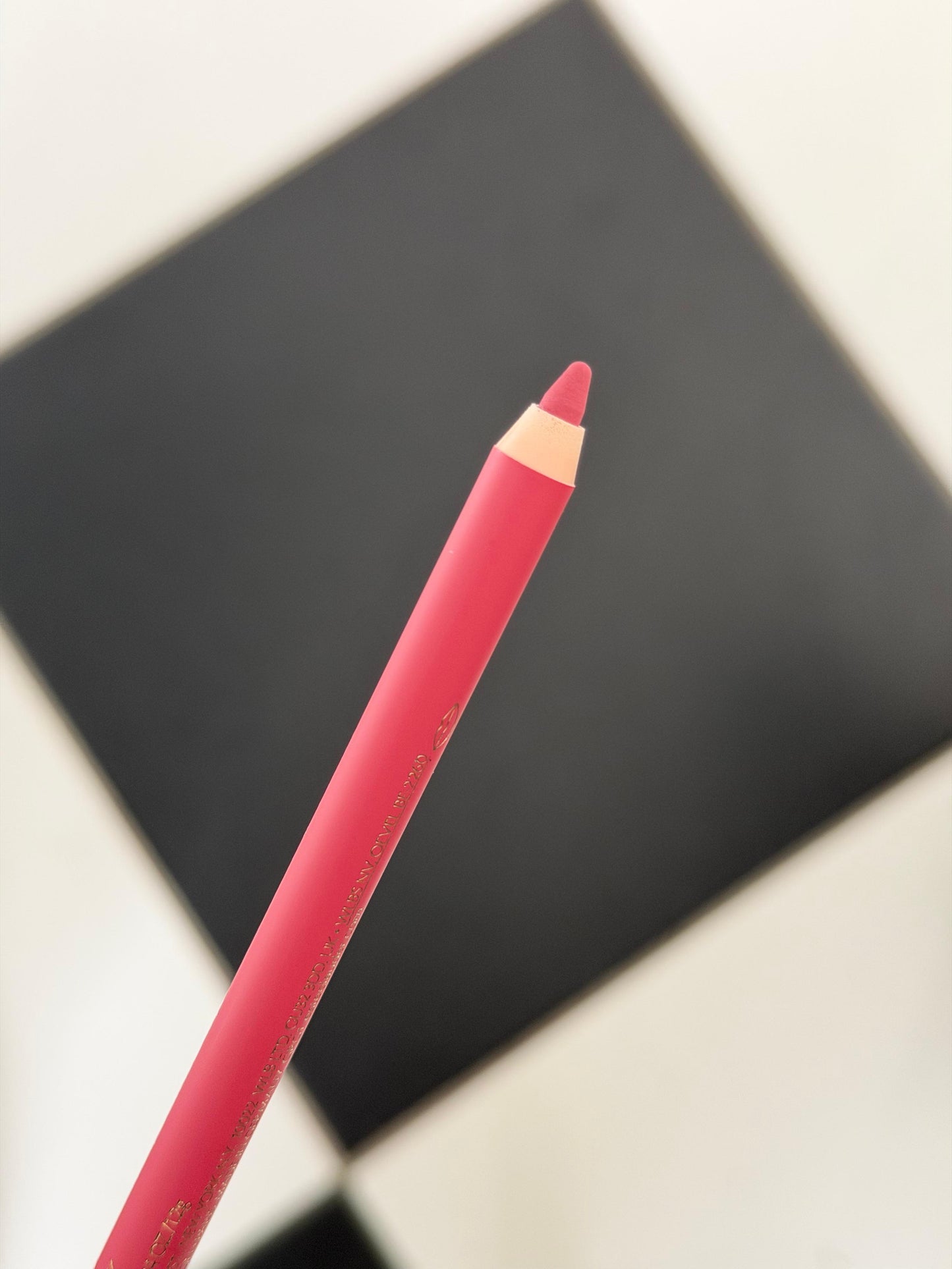 ESTÉE LAUDER Double Wear
24H Stay-in-Place Lip Liner (011)
Oil-Infused, Transfer-Resistant Wear