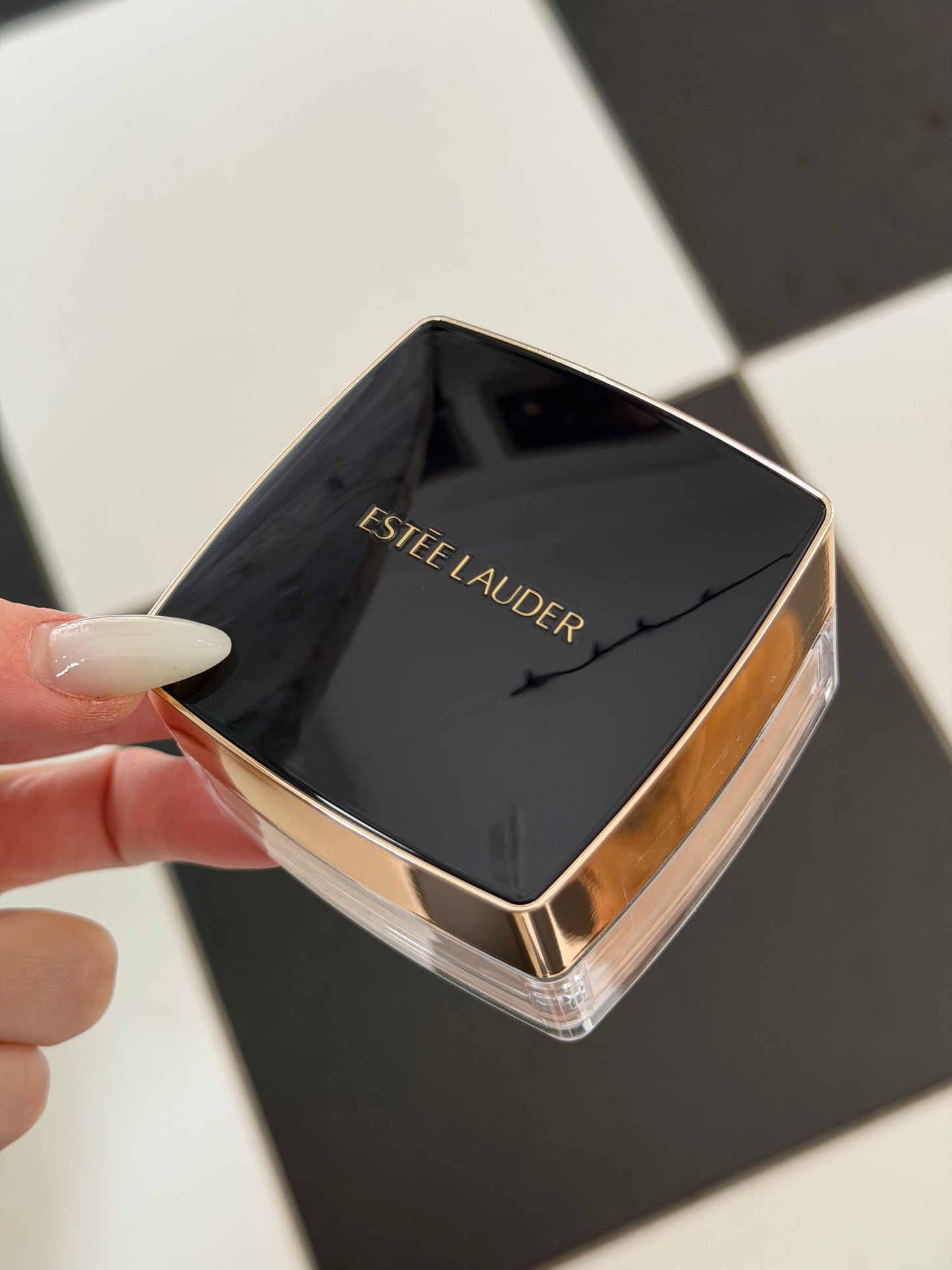 ESTÉE LAUDER Double Wear
Sheer Flattery Loose Powder - Light Medium Matte