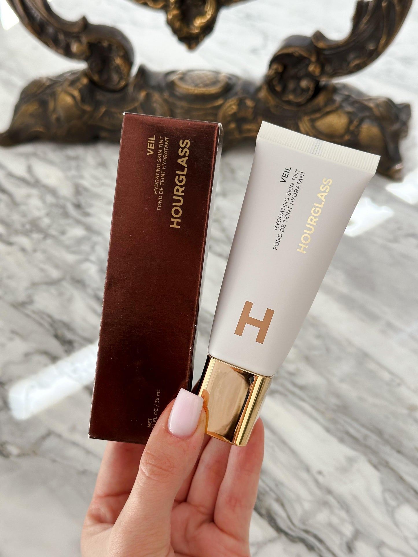 HOURGLASS Veil Hydrating Skin Tint
