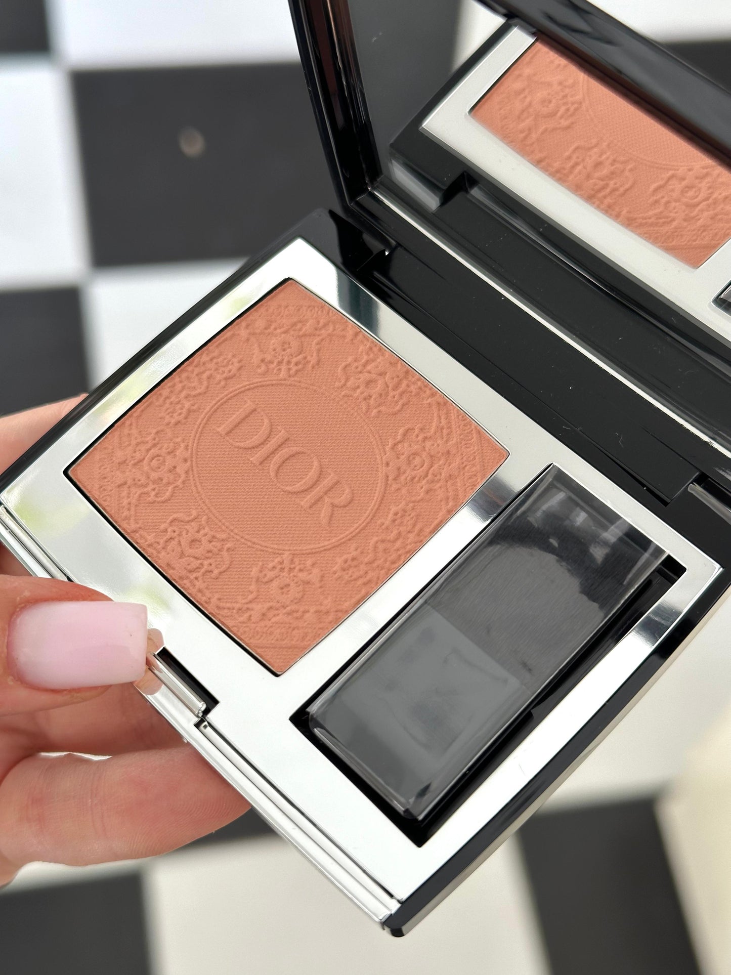 DIOR Rouge Blush Satin
Couture Colour Makeup - Long Wear (211)