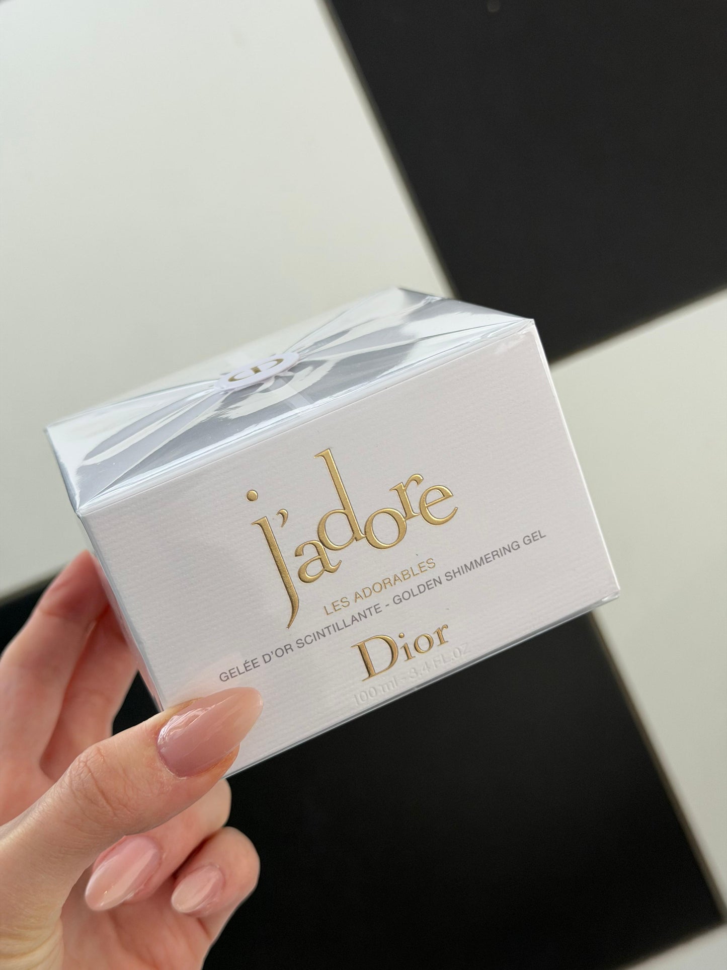 DIOR J’Adore Les Adorables
Scented Shimmering Body Golden Gel