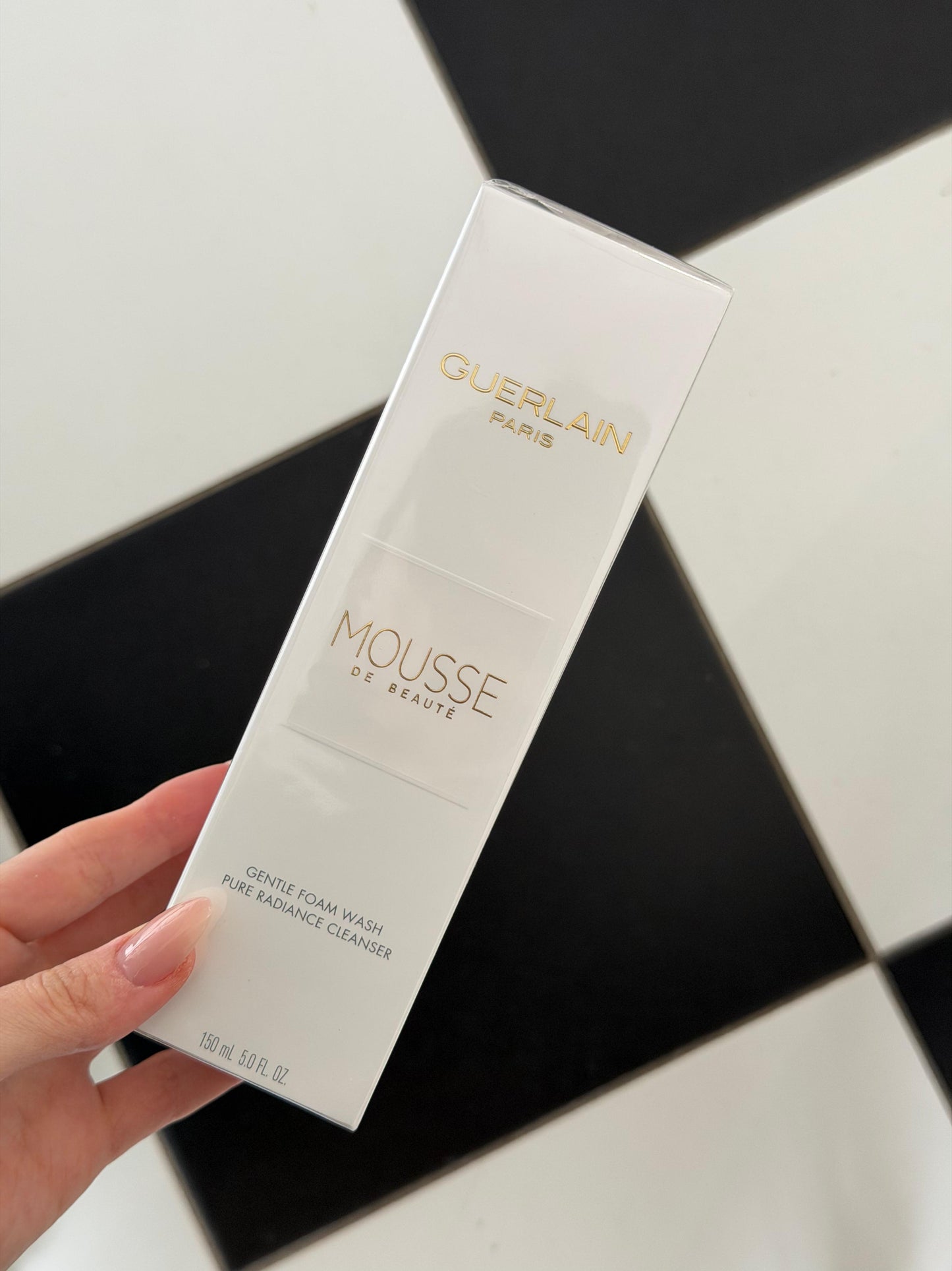 GUERLAIN Mousse De Beauté
Cleansing Foam
Purifies And Illuminates