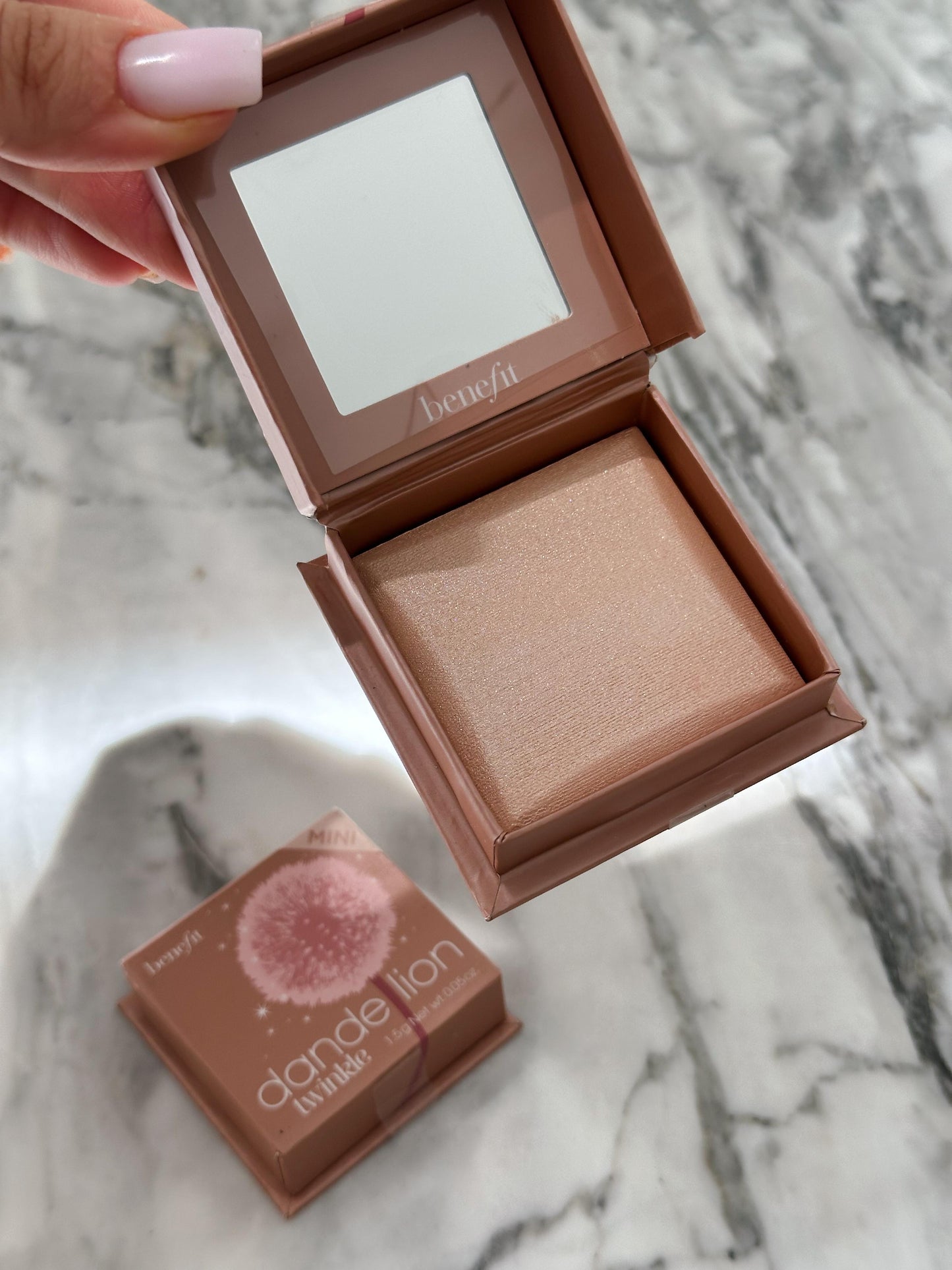 BENEFIT Dandelion Twinkle
Soft Nude-Pink Highlighter