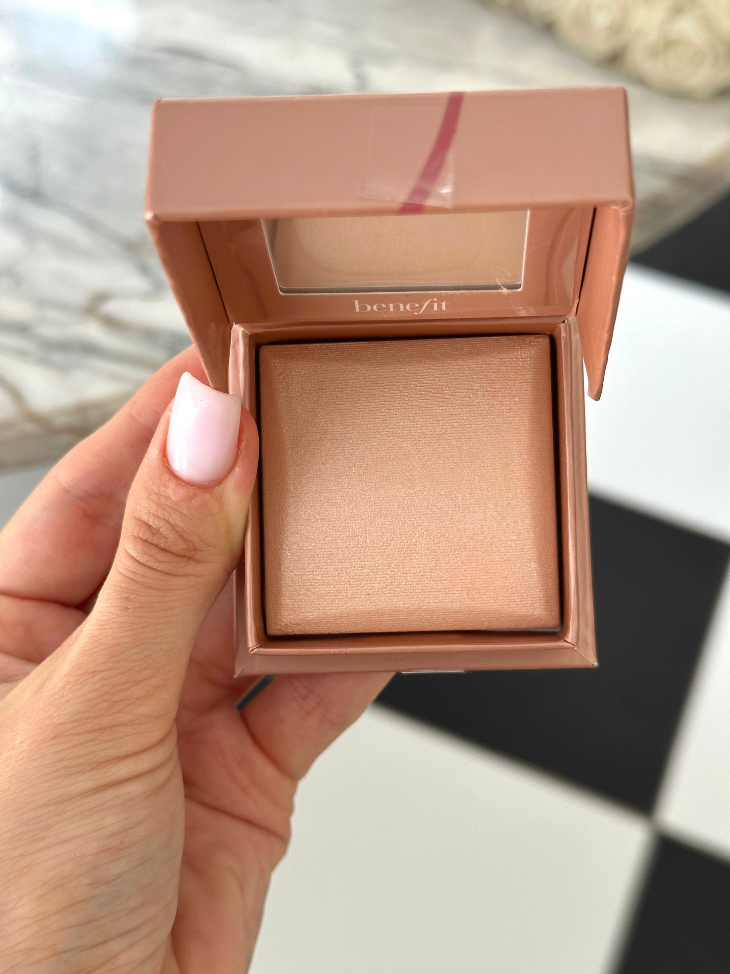 BENEFIT Dandelion Twinkle
Soft Nude-Pink Highlighter