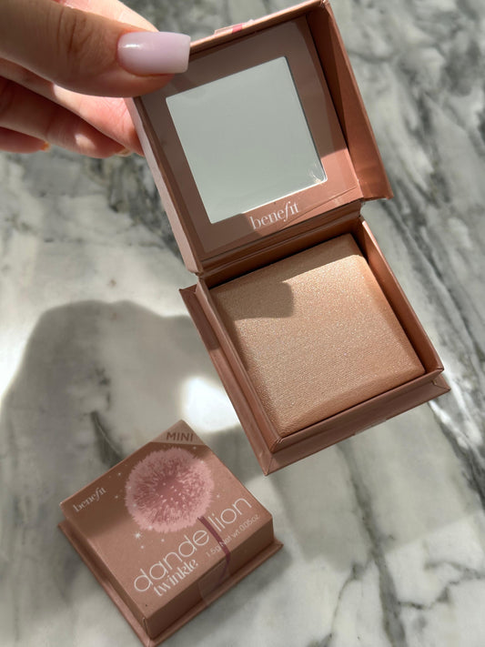 BENEFIT Dandelion Twinkle
Soft Nude-Pink Highlighter