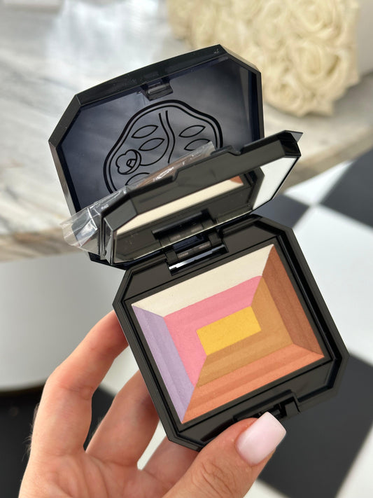 SHISEIDO Highlighter
7 Lights Powder Illuminator