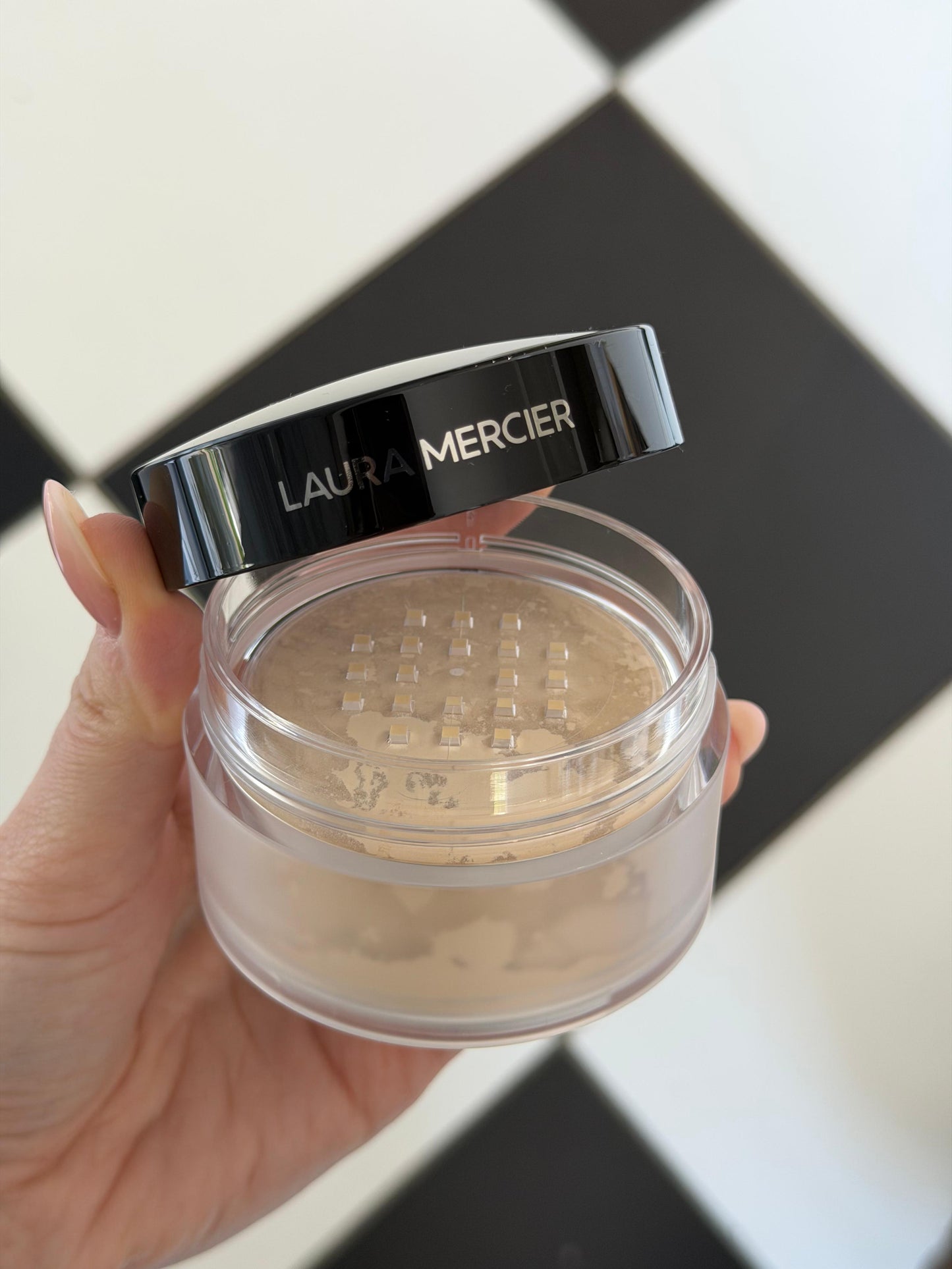 LAURA MERCIER
Translucent Loose Setting Powder
16H Shine Control - Translucent