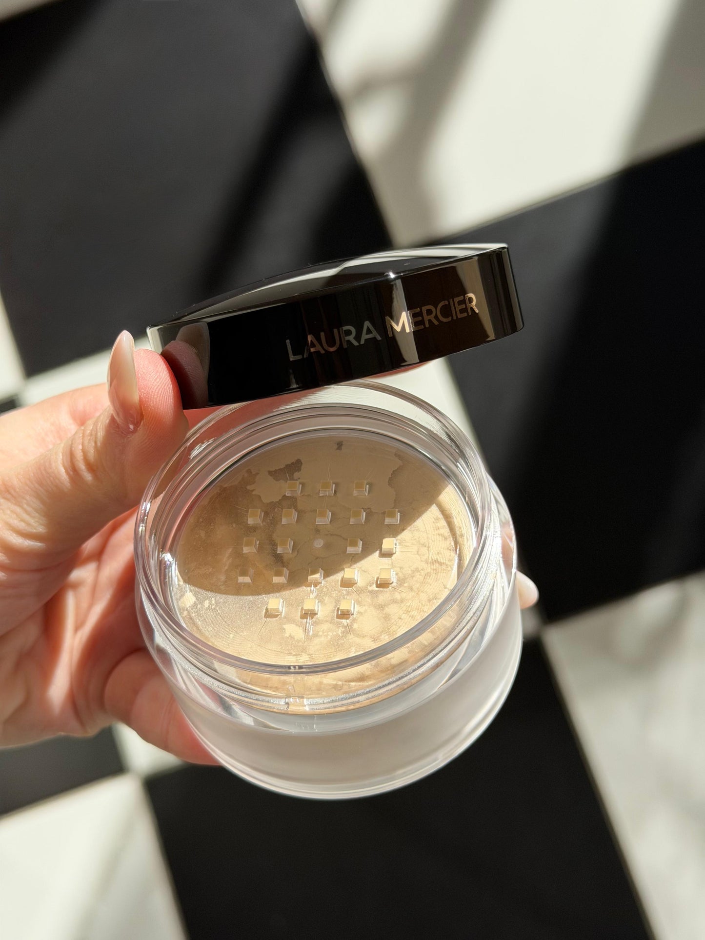 LAURA MERCIER
Translucent Loose Setting Powder
16H Shine Control - Translucent