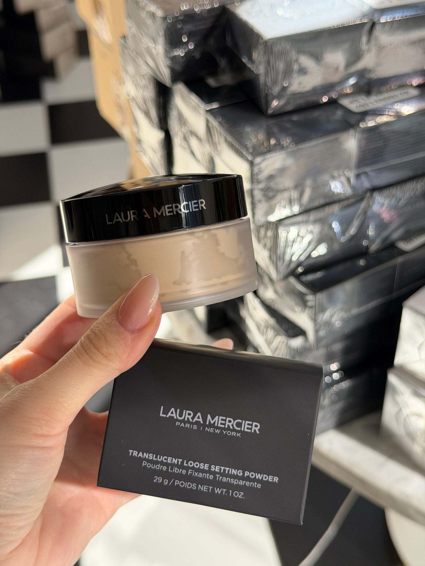 LAURA MERCIER
Translucent Loose Setting Powder
16H Shine Control - Translucent