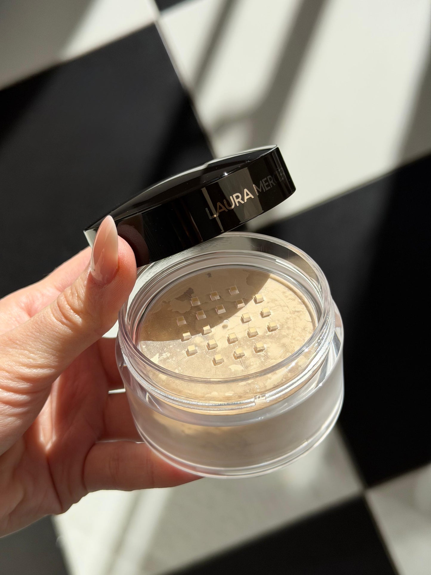 LAURA MERCIER
Translucent Loose Setting Powder
16H Shine Control - Translucent