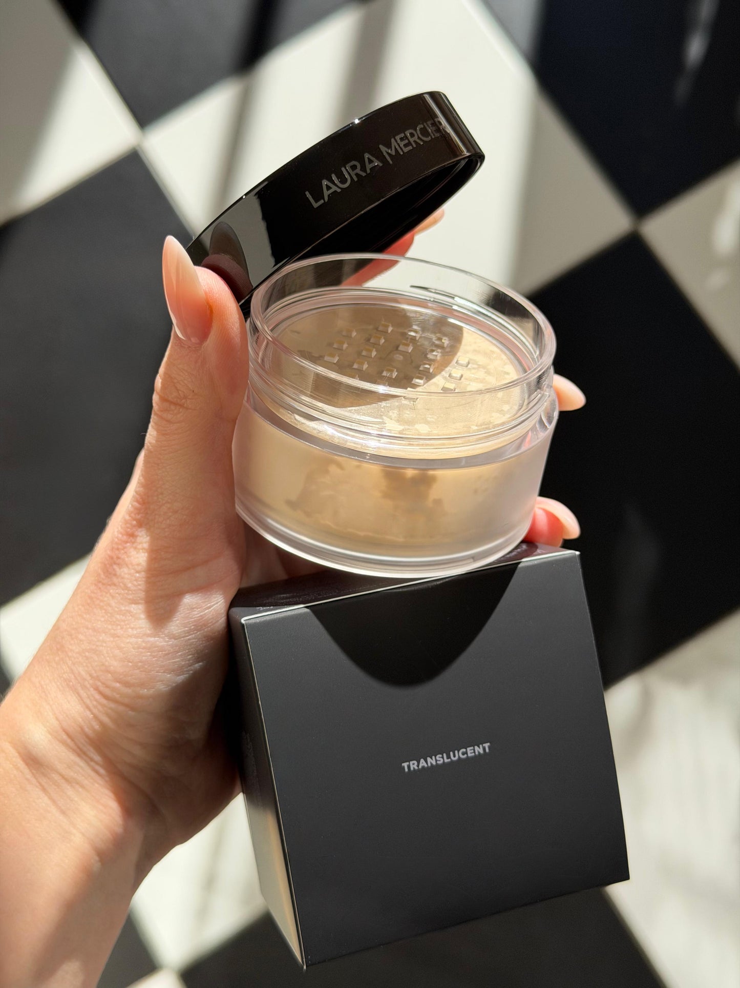 LAURA MERCIER
Translucent Loose Setting Powder
16H Shine Control - Translucent