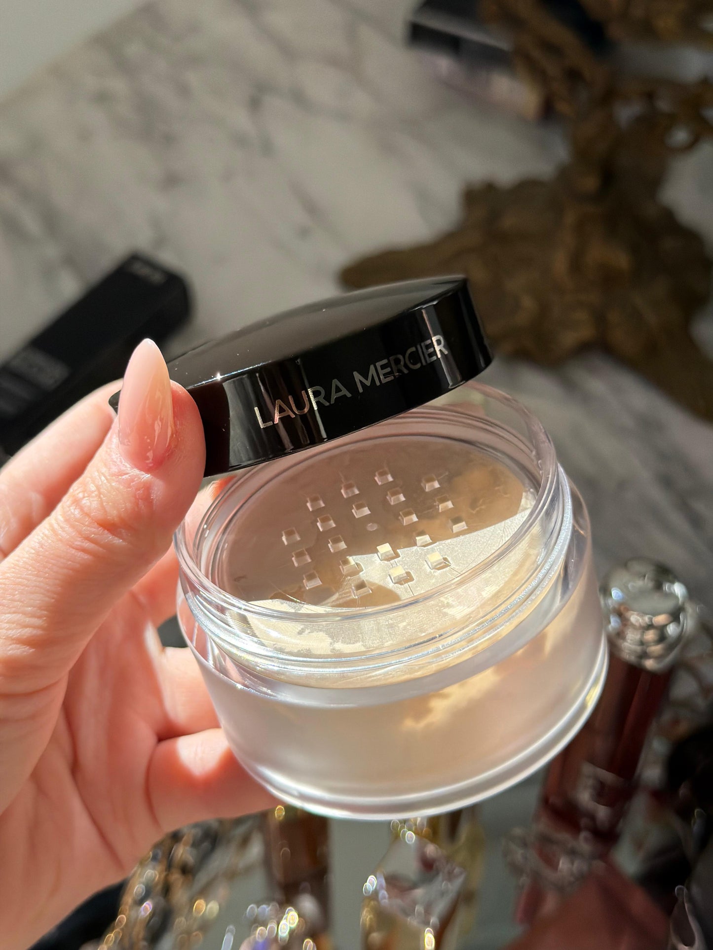 LAURA MERCIER
Translucent Loose Setting Powder
16H Shine Control - Translucent