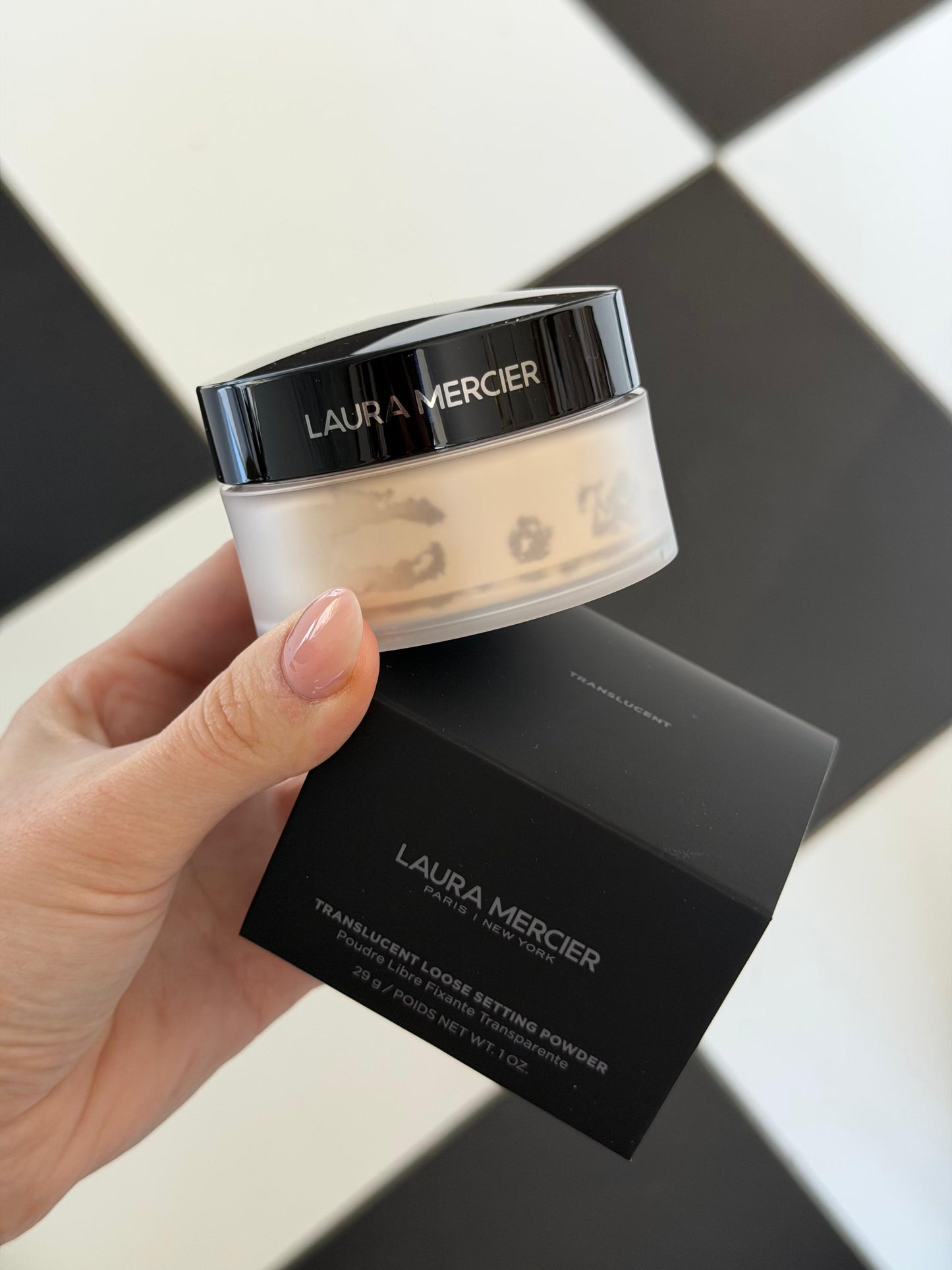 LAURA MERCIER
Translucent Loose Setting Powder
16H Shine Control - Translucent