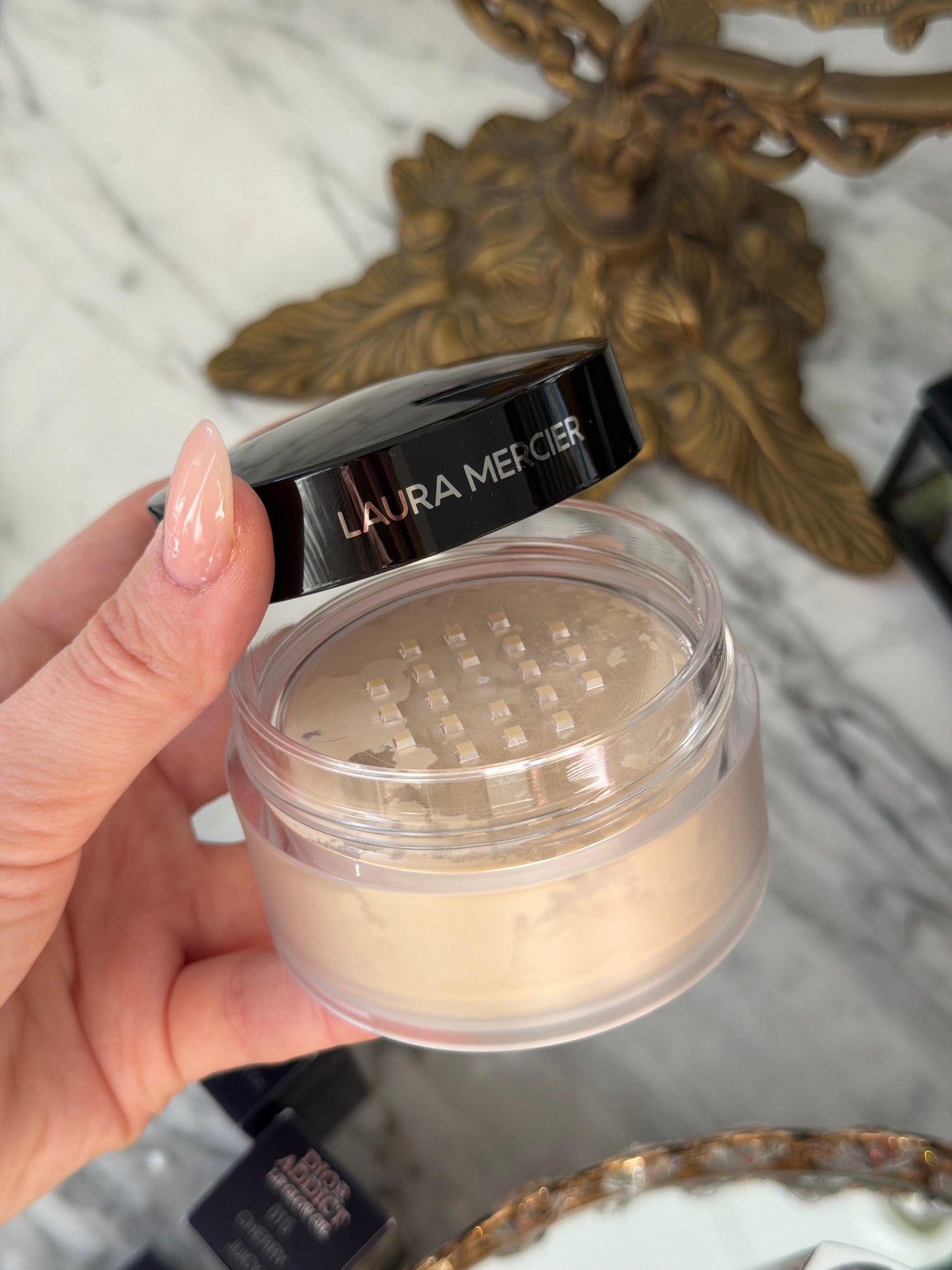 LAURA MERCIER
Translucent Loose Setting Powder
16H Shine Control - Translucent
