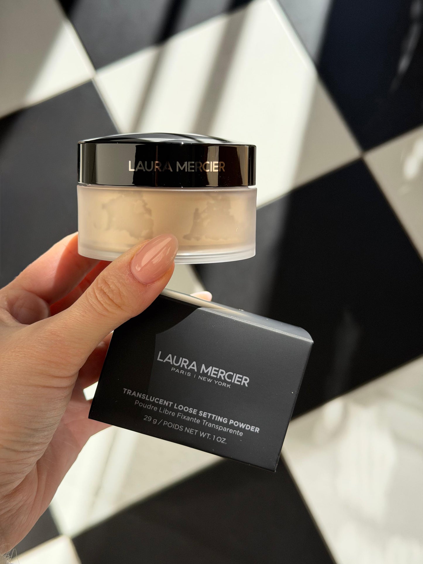 LAURA MERCIER
Translucent Loose Setting Powder
16H Shine Control - Translucent