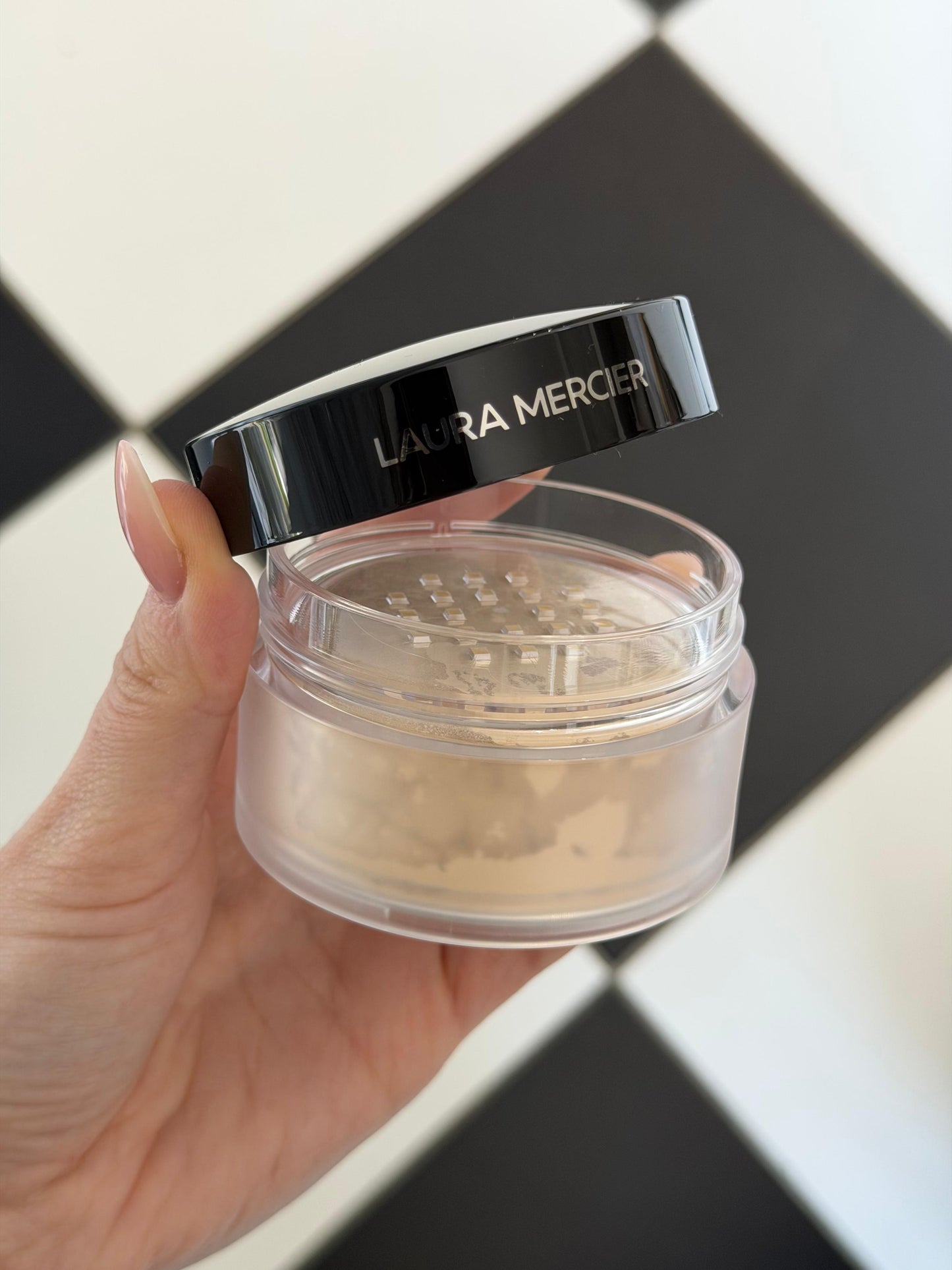 LAURA MERCIER
Translucent Loose Setting Powder
16H Shine Control - Translucent