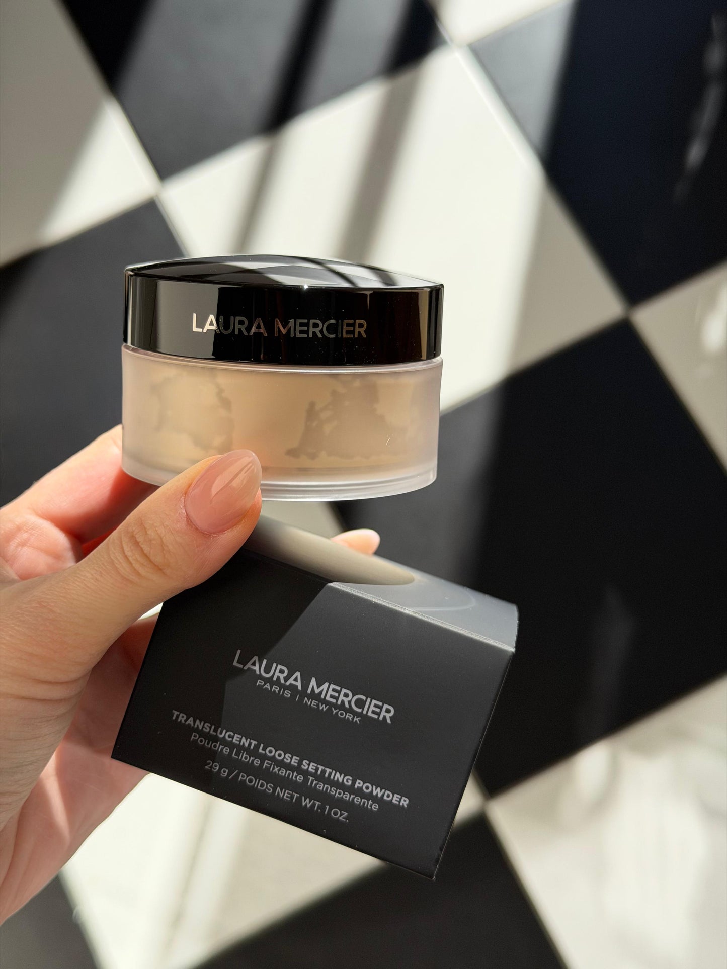 LAURA MERCIER
Translucent Loose Setting Powder
16H Shine Control - Translucent
