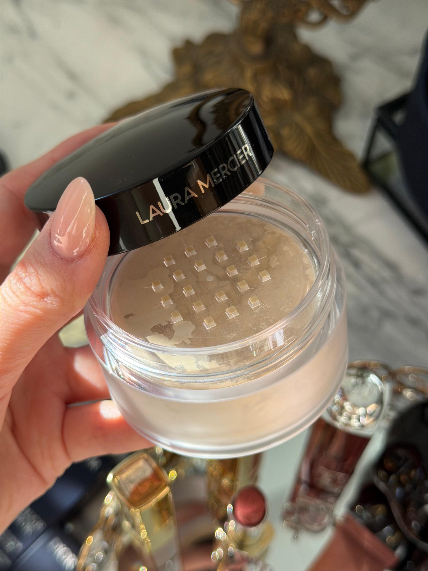 LAURA MERCIER
Translucent Loose Setting Powder
16H Shine Control - Translucent