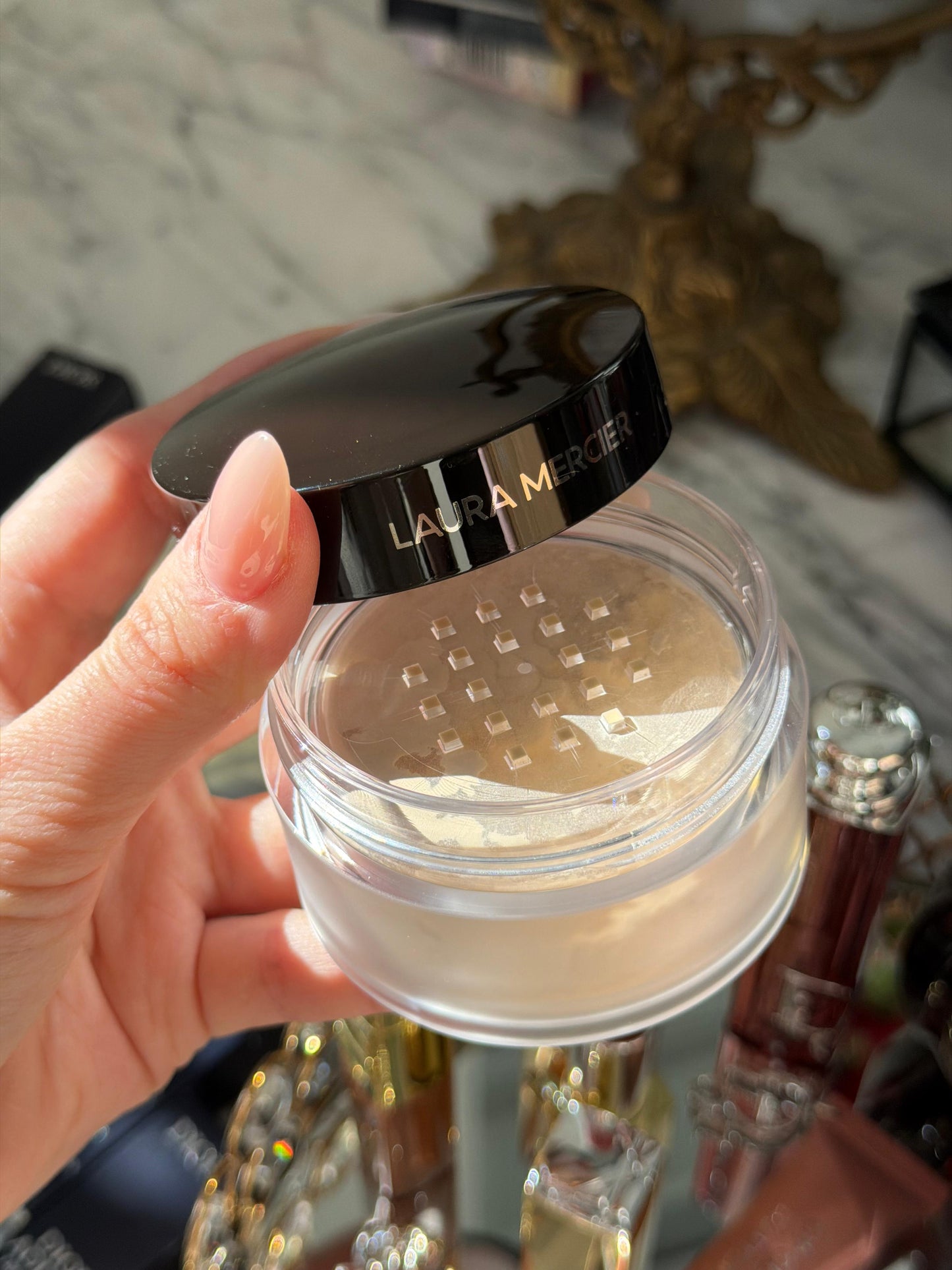 LAURA MERCIER
Translucent Loose Setting Powder
16H Shine Control - Translucent