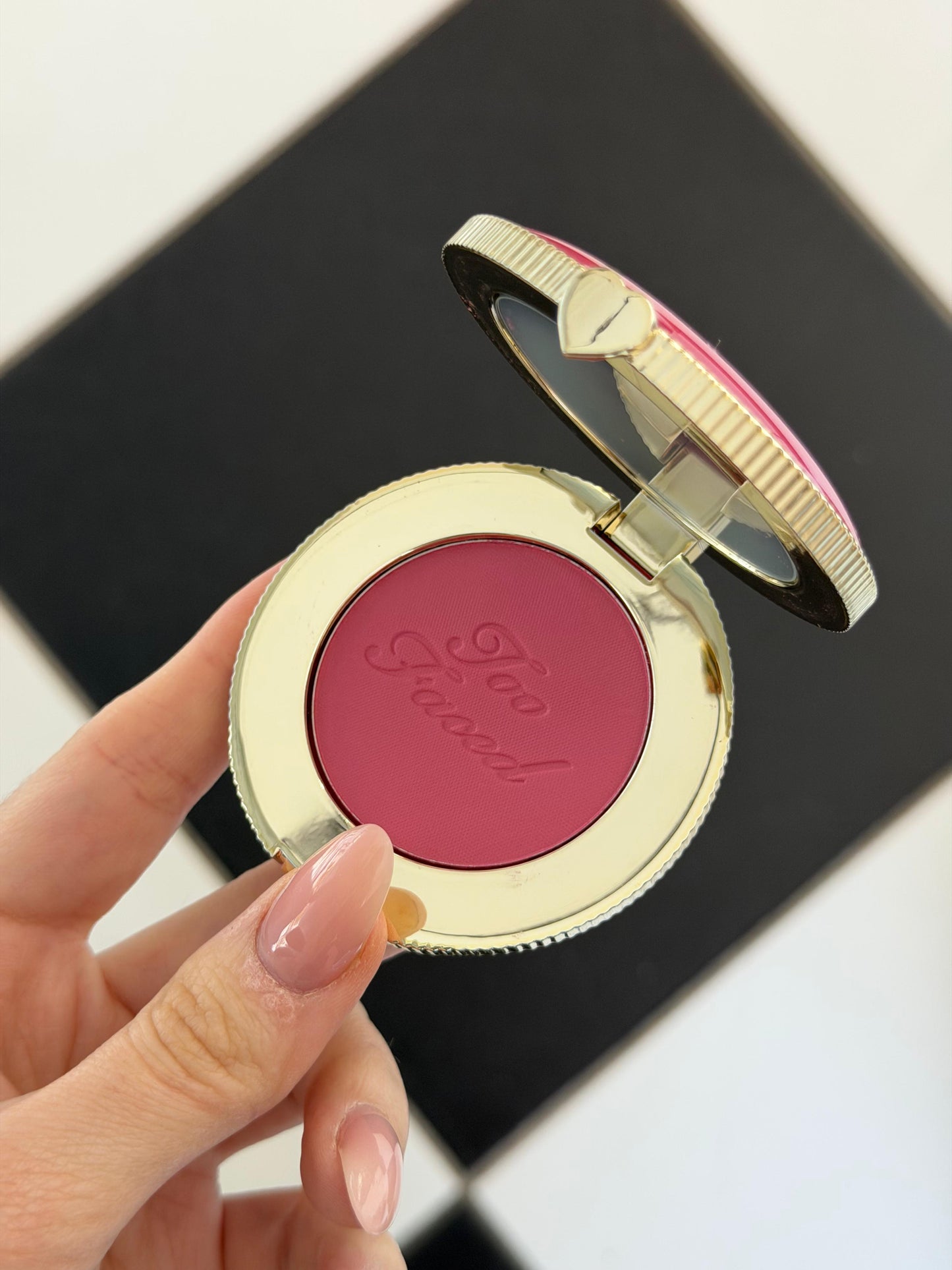 TOO FACED Cloud Crush Blush - Watermelon Rain
Velvety Second-Skin Powder Formula