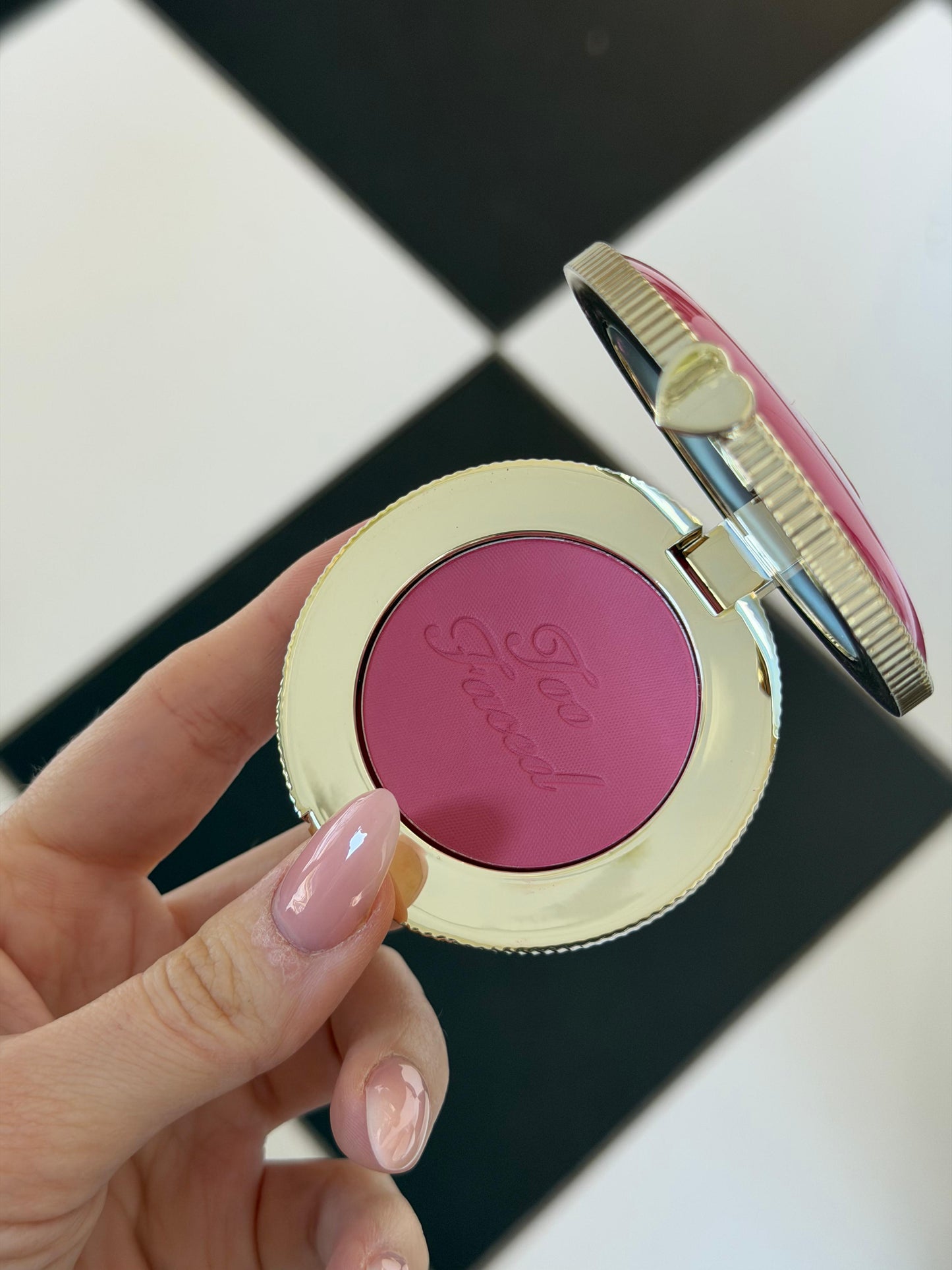 TOO FACED Cloud Crush Blush - Watermelon Rain
Velvety Second-Skin Powder Formula