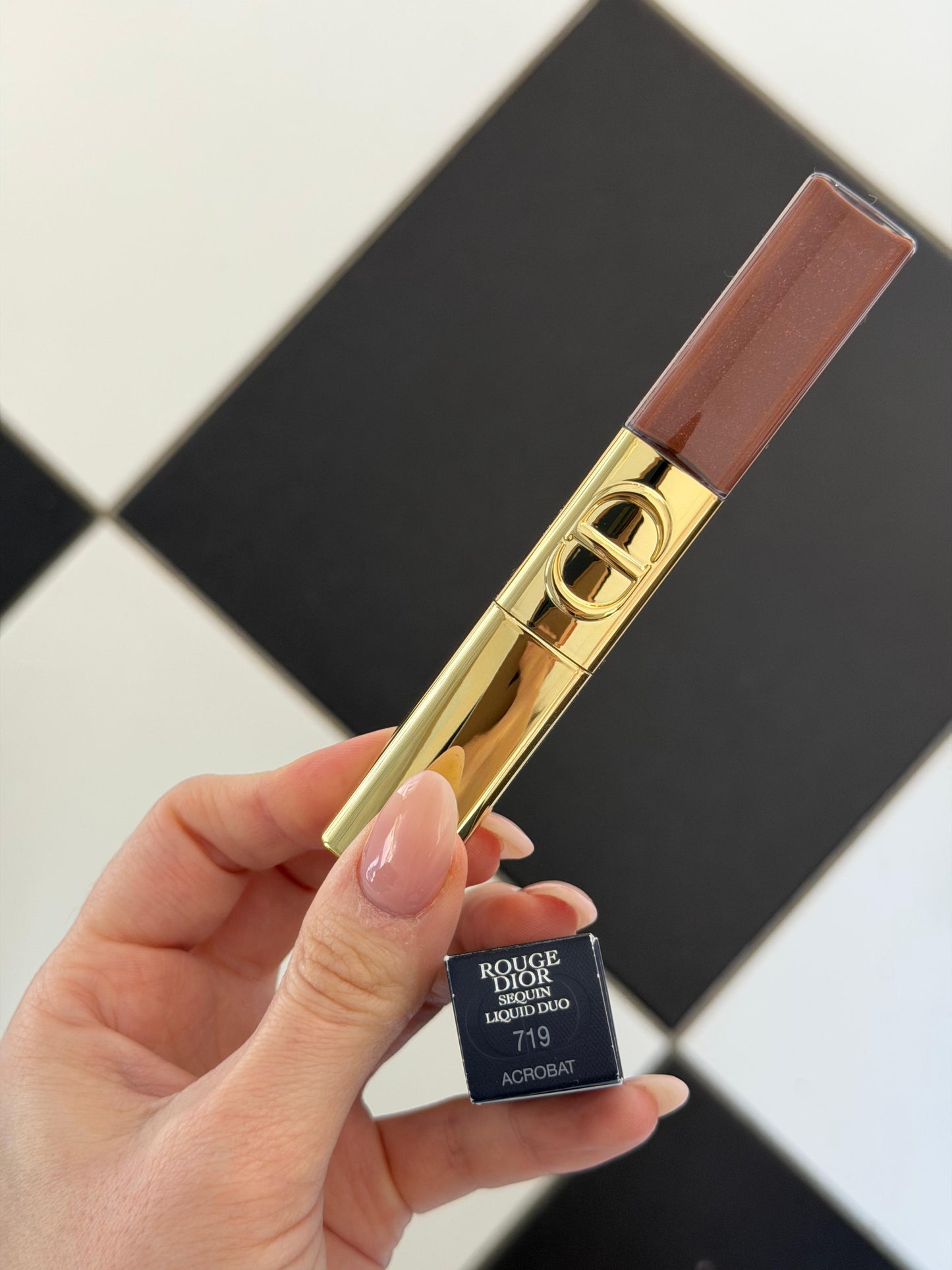 DIOR Rouge Dior Sequin Liquid Duo (719) - Limited Edition
Ultra-Glittery Color, Glossy Shine
