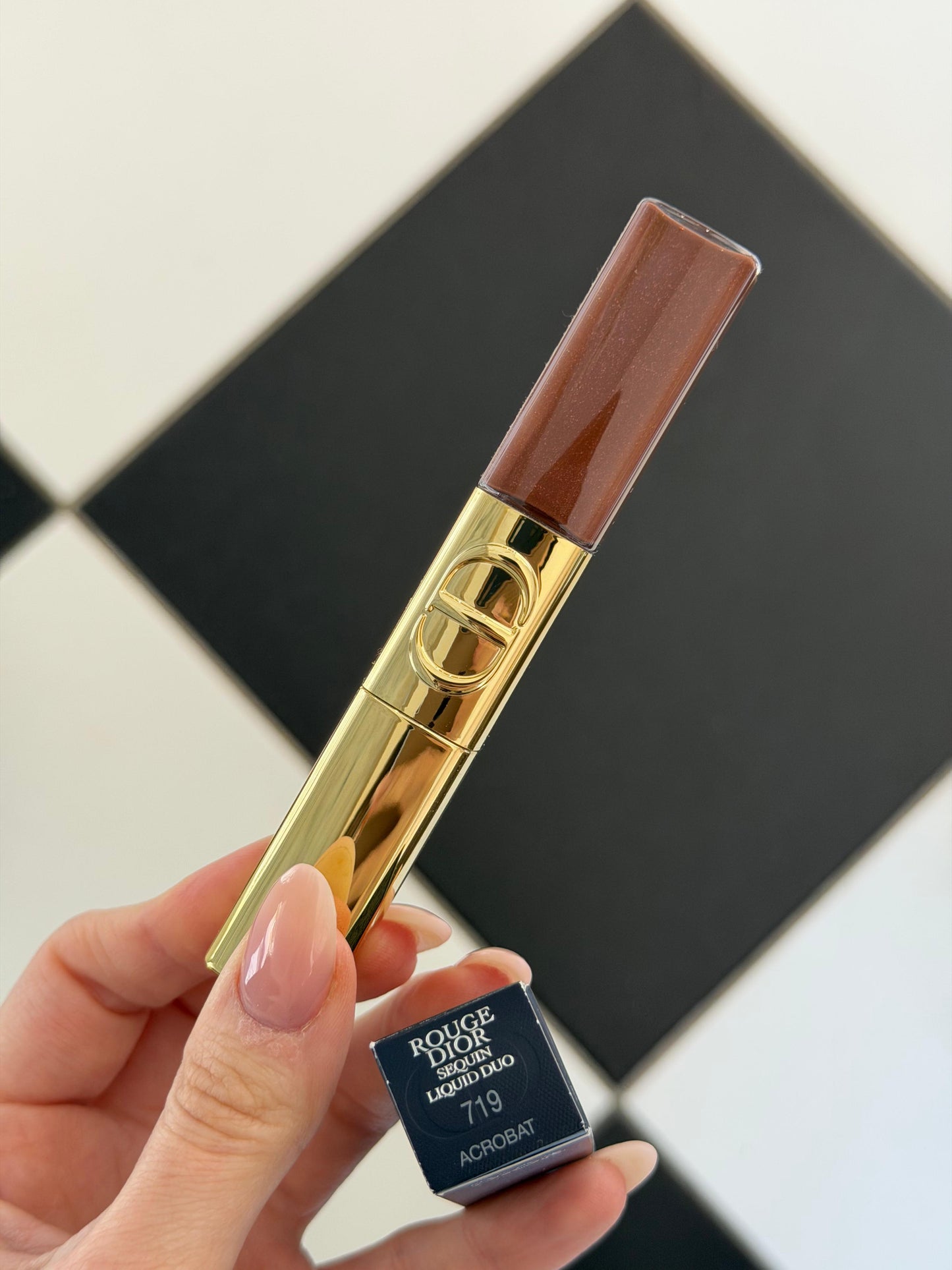 DIOR Rouge Dior Sequin Liquid Duo (719) - Limited Edition
Ultra-Glittery Color, Glossy Shine