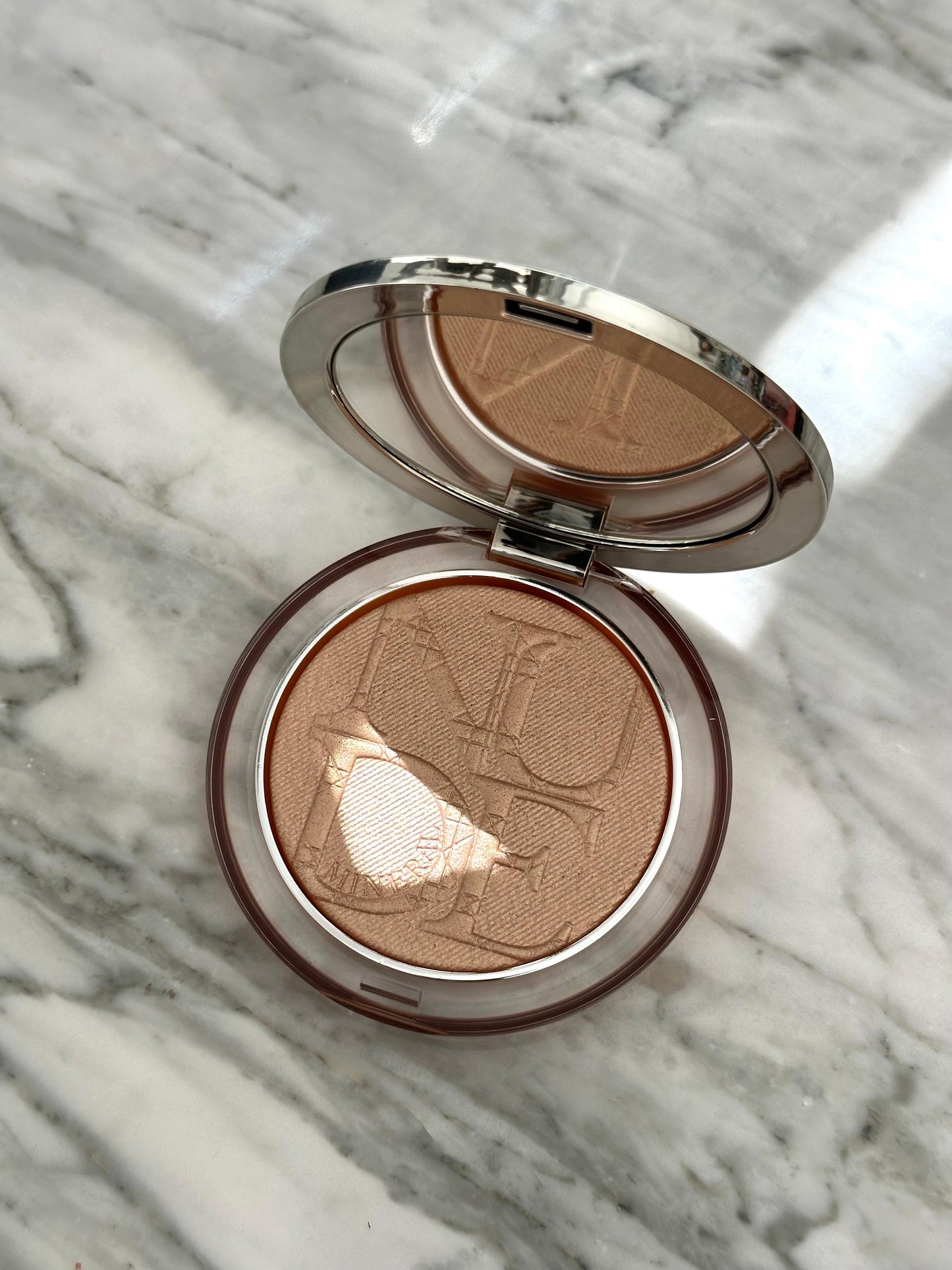 DIOR Diorskin Nude Luminizer
Highlighting Powder - Shimmering Pigments 01