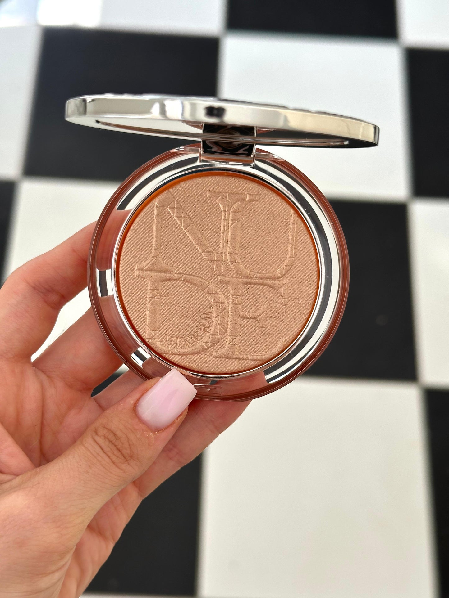 DIOR Diorskin Nude Luminizer
Highlighting Powder - Shimmering Pigments 01