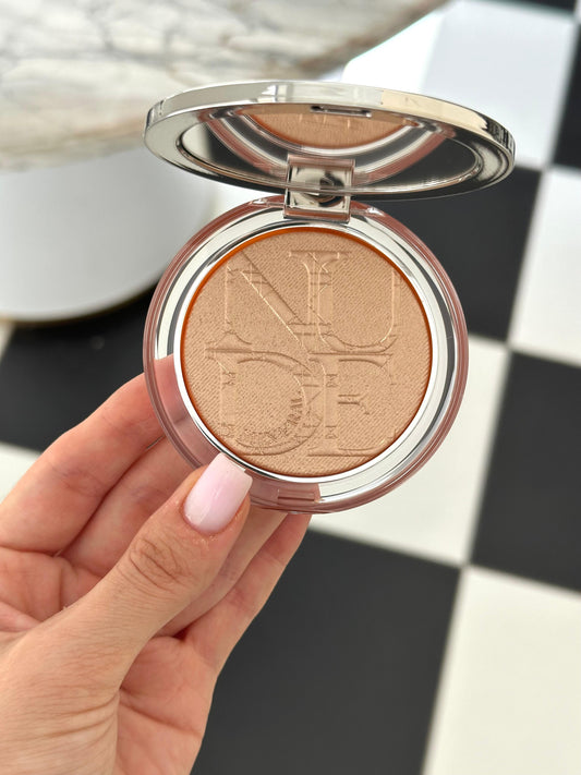 DIOR Diorskin Nude Luminizer
Highlighting Powder - Shimmering Pigments 03