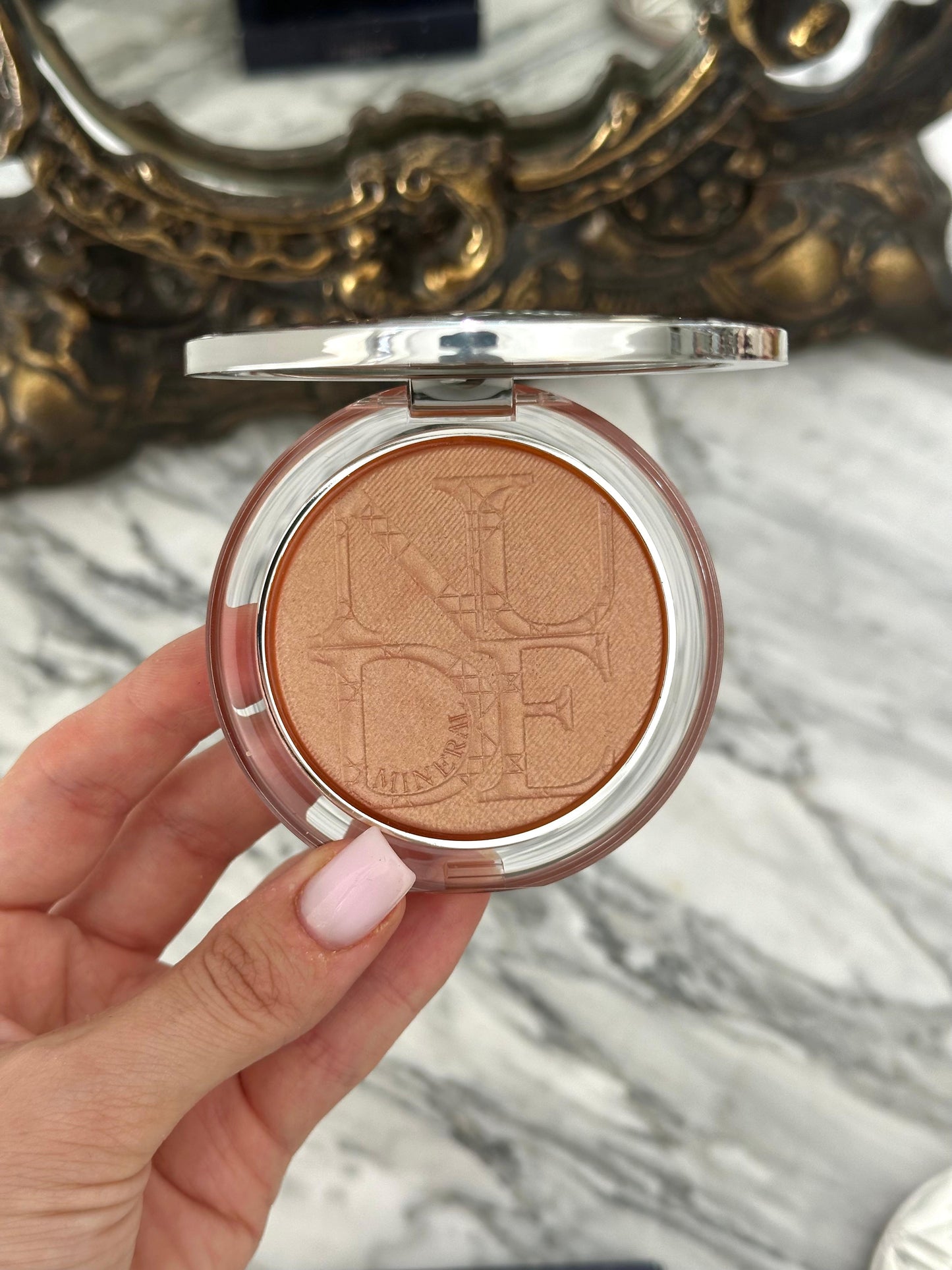 DIOR Diorskin Nude Luminizer
Highlighting Powder - Shimmering Pigments 04