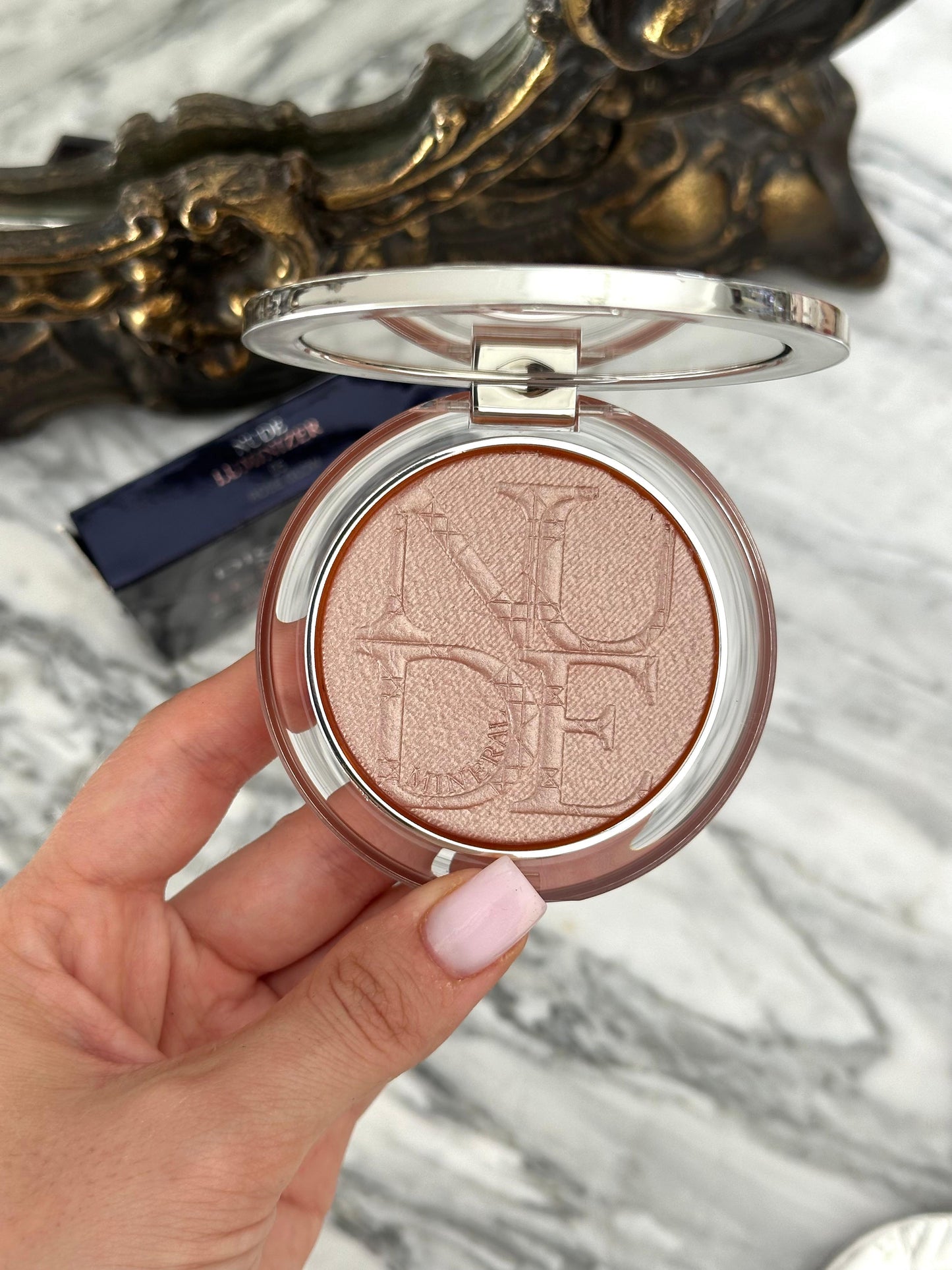 DIOR Diorskin Nude Luminizer
Highlighting Powder - Shimmering Pigments 05