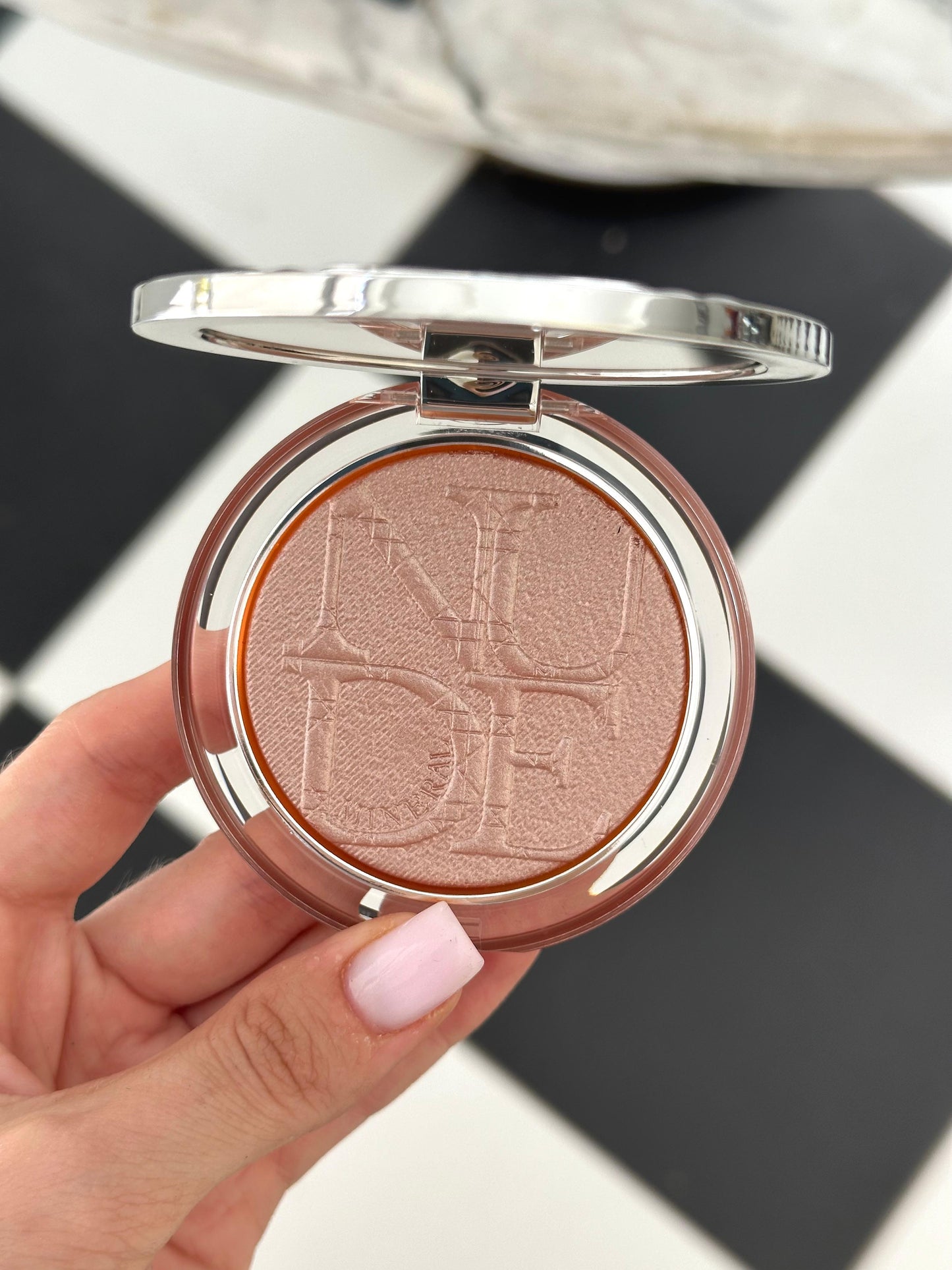 DIOR Diorskin Nude Luminizer
Highlighting Powder - Shimmering Pigments 05