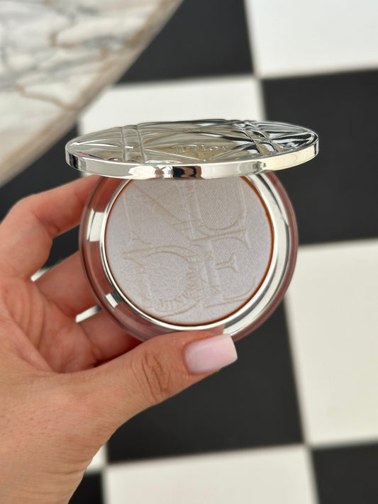 DIOR Diorskin Nude Luminizer
Highlighting Powder - Shimmering Pigments 06