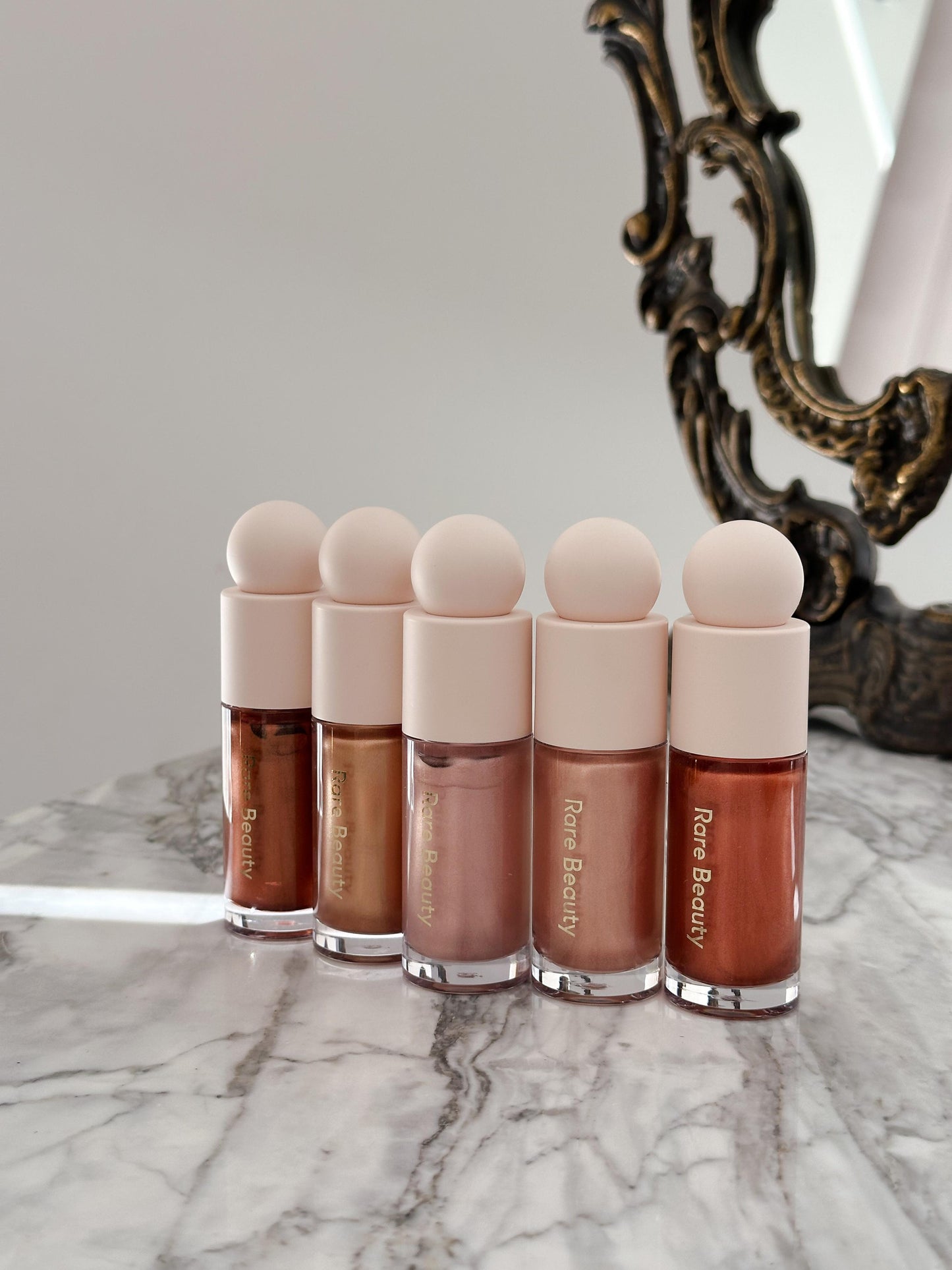 RARE BEAUTY Positive Light Liquid Luminizer - Mesmerize