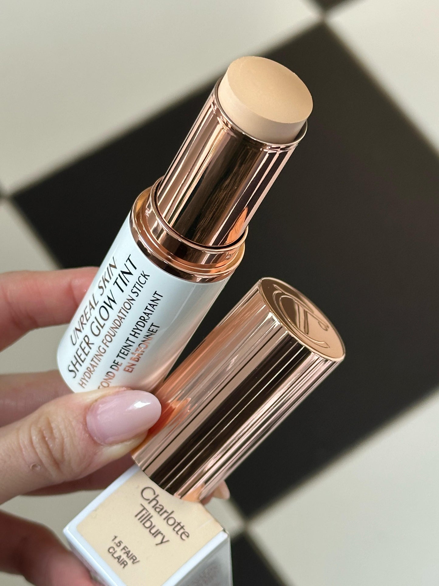 CHARLOTTE TILBURY Unreal Skin Sheer Glow Tint
Hydrating Foundation Stick