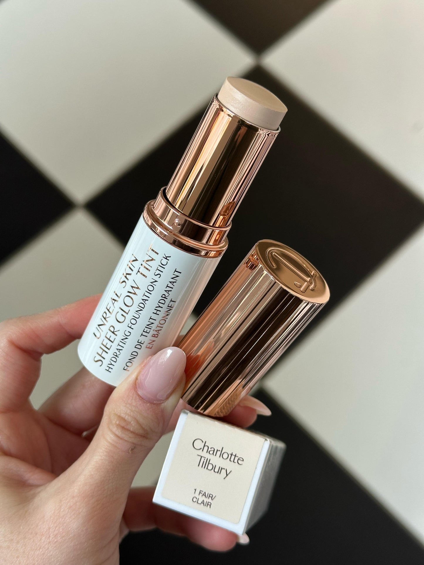 CHARLOTTE TILBURY Unreal Skin Sheer Glow Tint
Hydrating Foundation Stick
