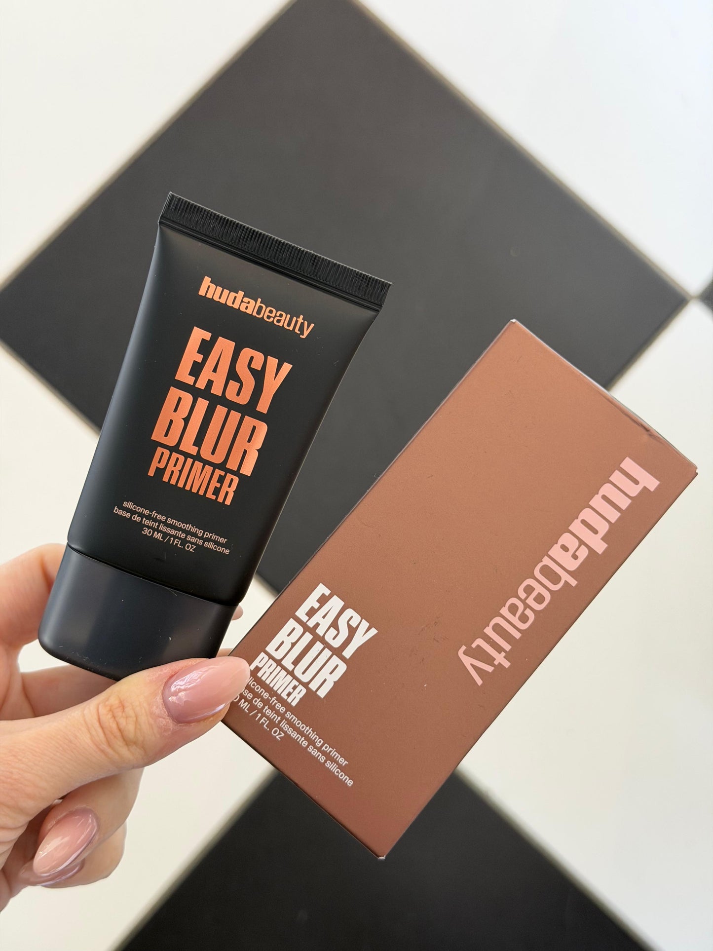 HUDA BEAUTY 
Easy Blur Silicone-Free Smoothing & Pore-Minimizing Primer - Bronze Fudge