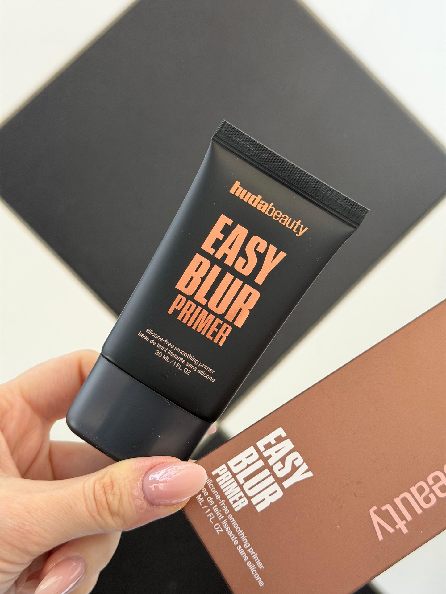 HUDA BEAUTY 
Easy Blur Silicone-Free Smoothing & Pore-Minimizing Primer - Bronze Fudge