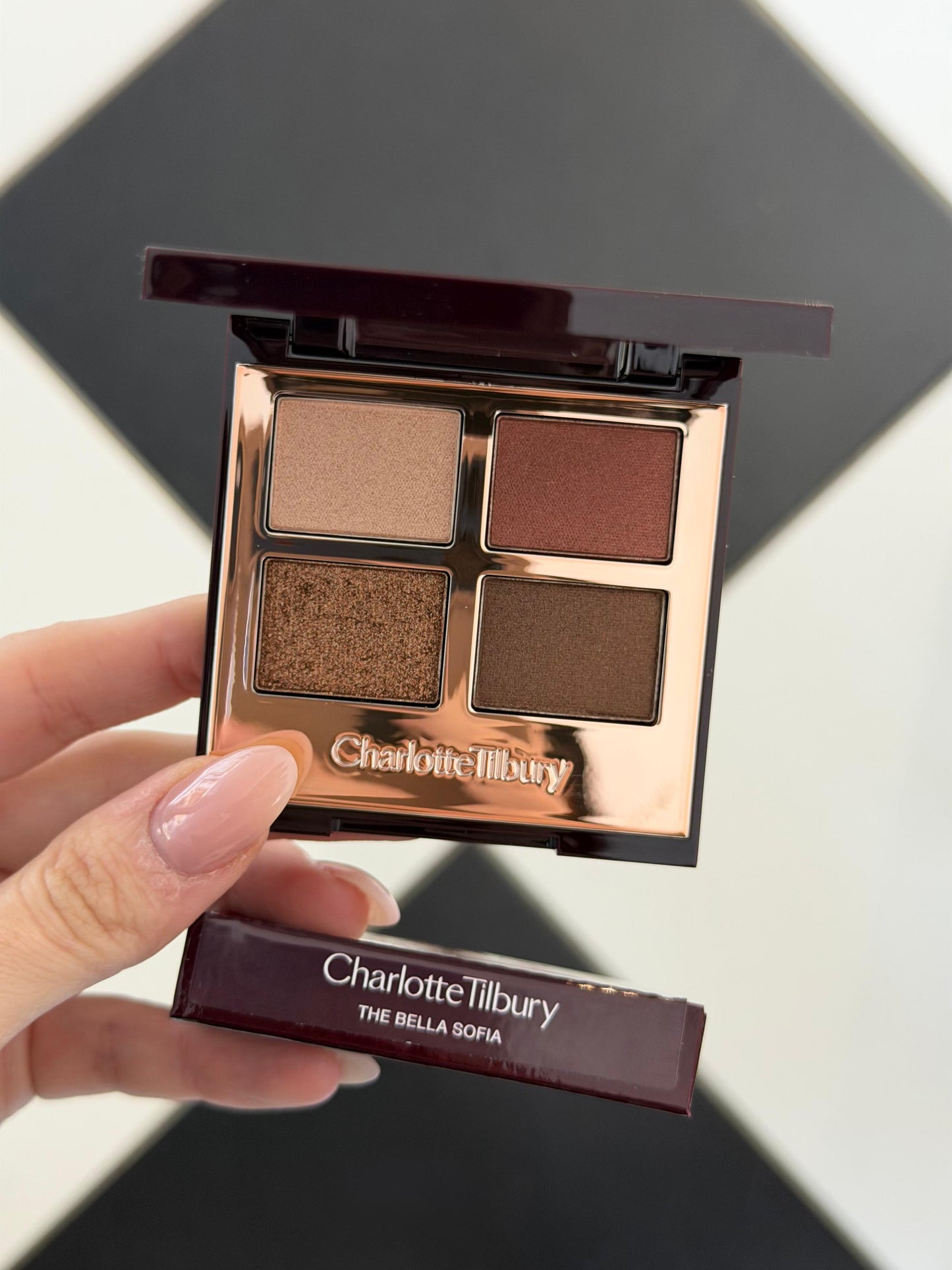 CHARLOTTE TILBURY Luxury Palette - The Bella Sofia
Eyeshadow Palette With Red & Purple Shades