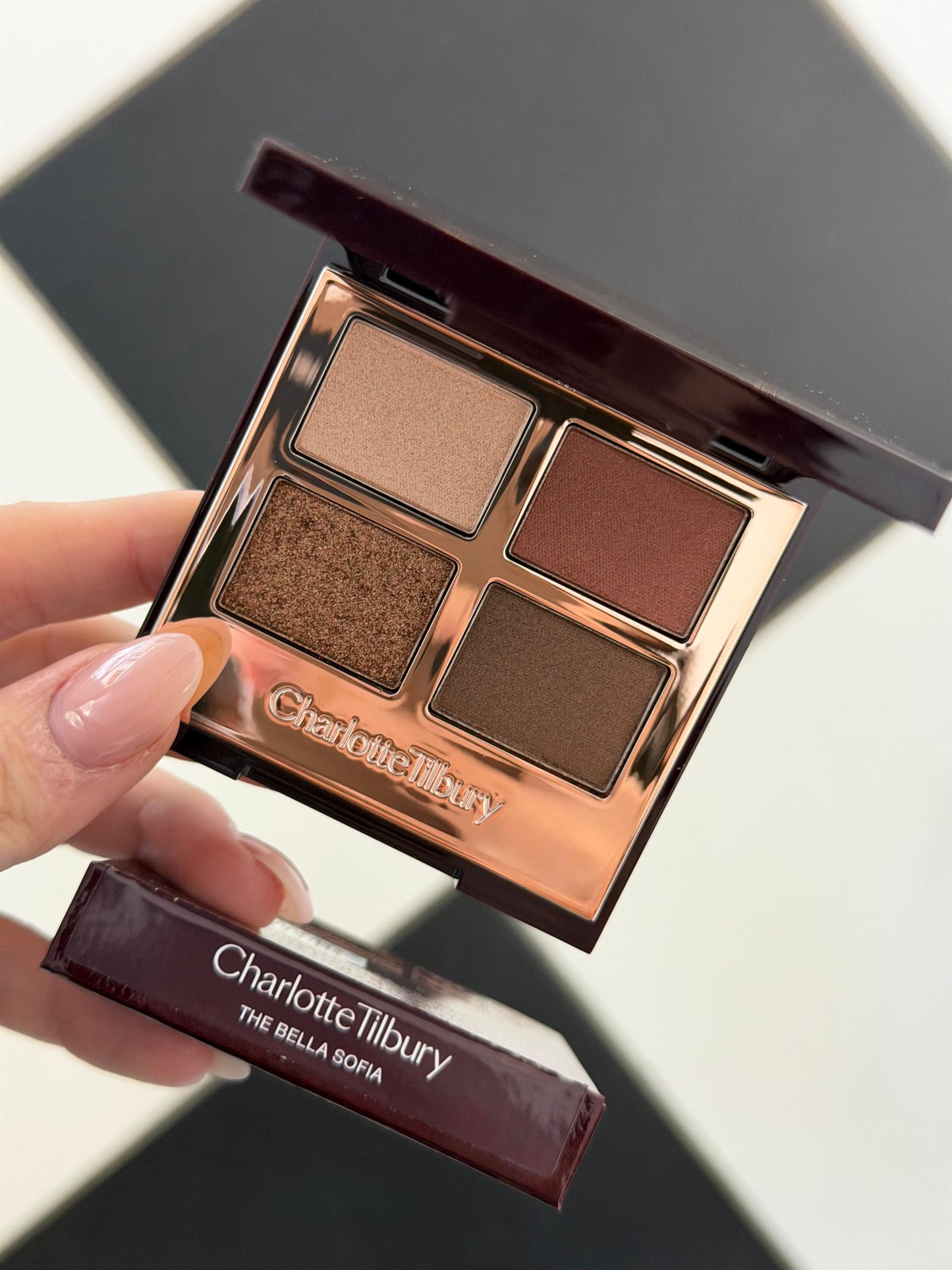 CHARLOTTE TILBURY Luxury Palette - The Bella Sofia
Eyeshadow Palette With Red & Purple Shades