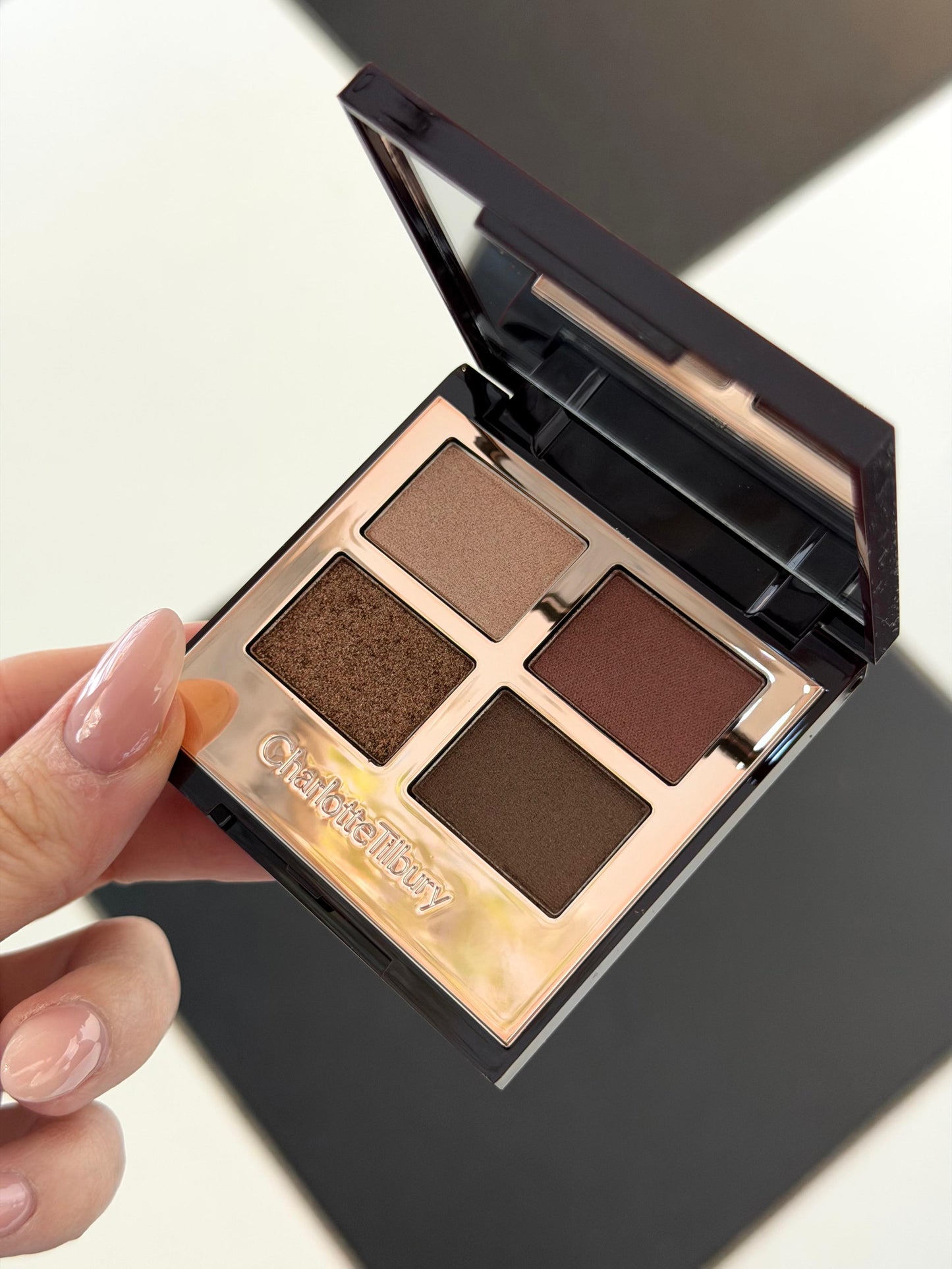 CHARLOTTE TILBURY Luxury Palette - The Bella Sofia
Eyeshadow Palette With Red & Purple Shades