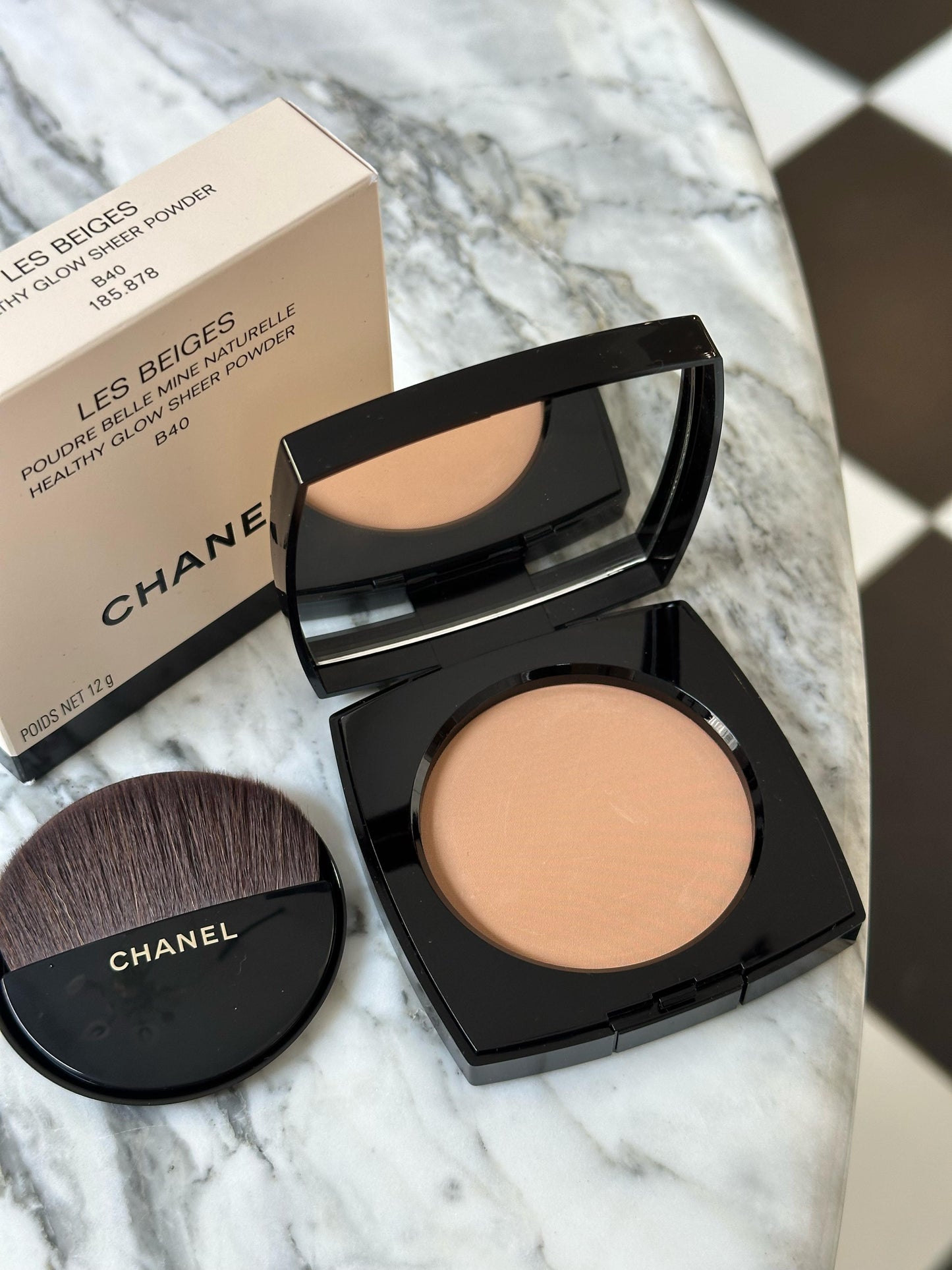 CHANEL Les Beiges
Healthy Glow Sheer Powder