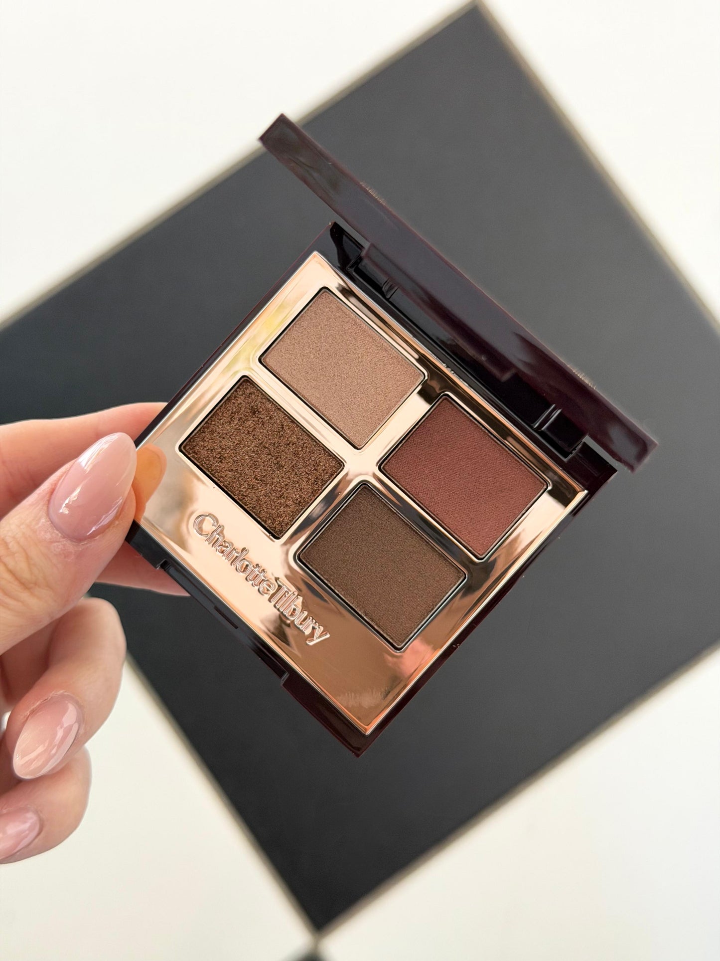 CHARLOTTE TILBURY Luxury Palette - The Bella Sofia
Eyeshadow Palette With Red & Purple Shades