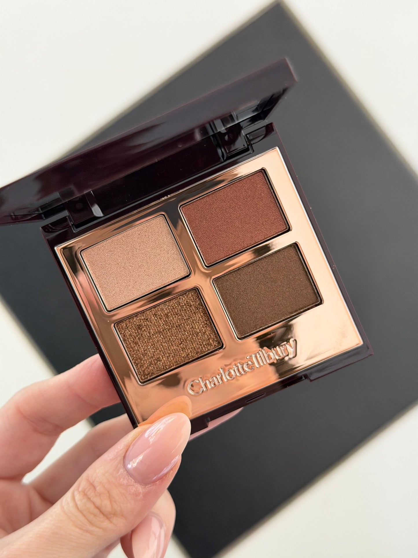 CHARLOTTE TILBURY Luxury Palette - The Bella Sofia
Eyeshadow Palette With Red & Purple Shades