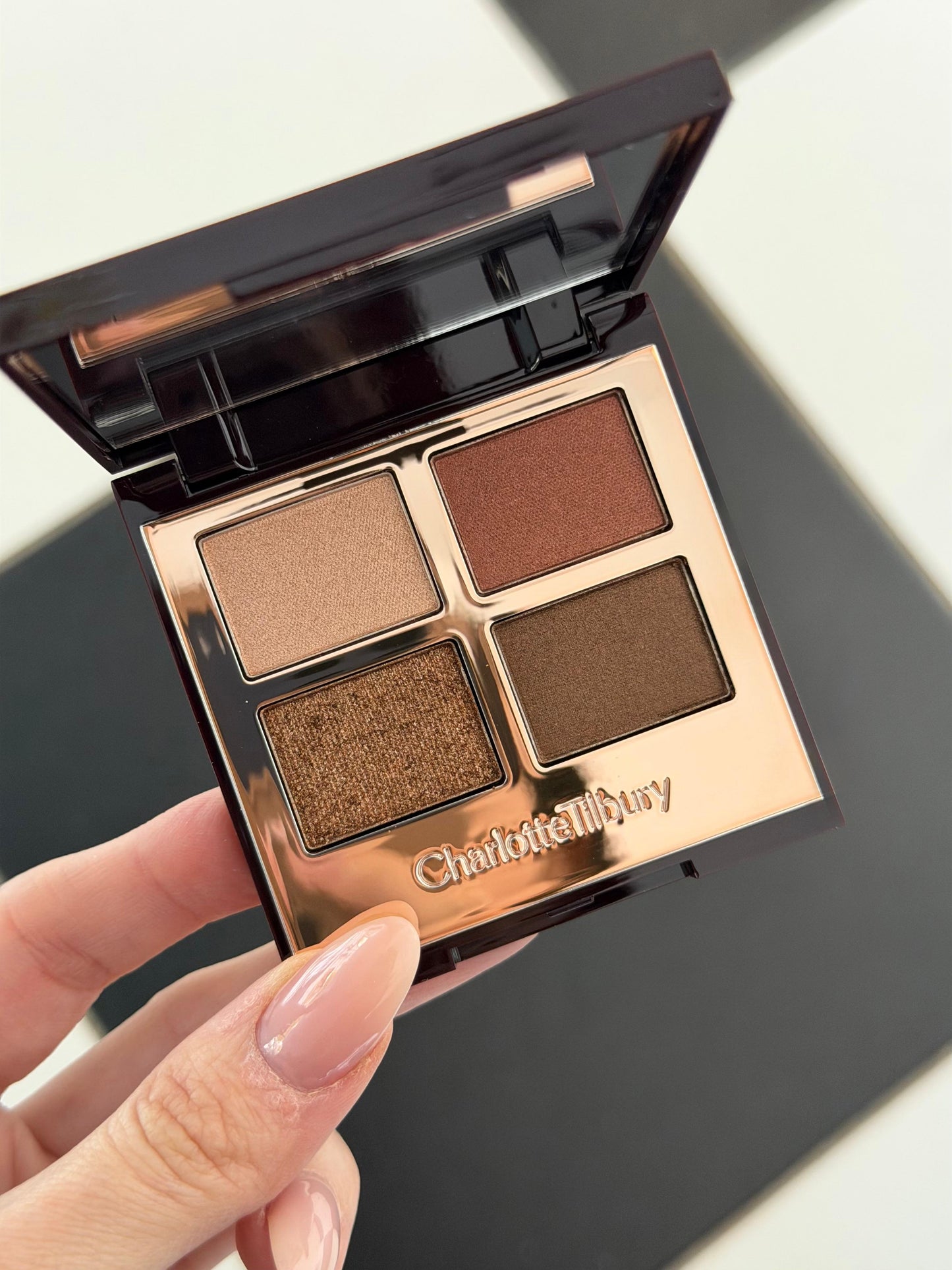 CHARLOTTE TILBURY Luxury Palette - The Bella Sofia
Eyeshadow Palette With Red & Purple Shades