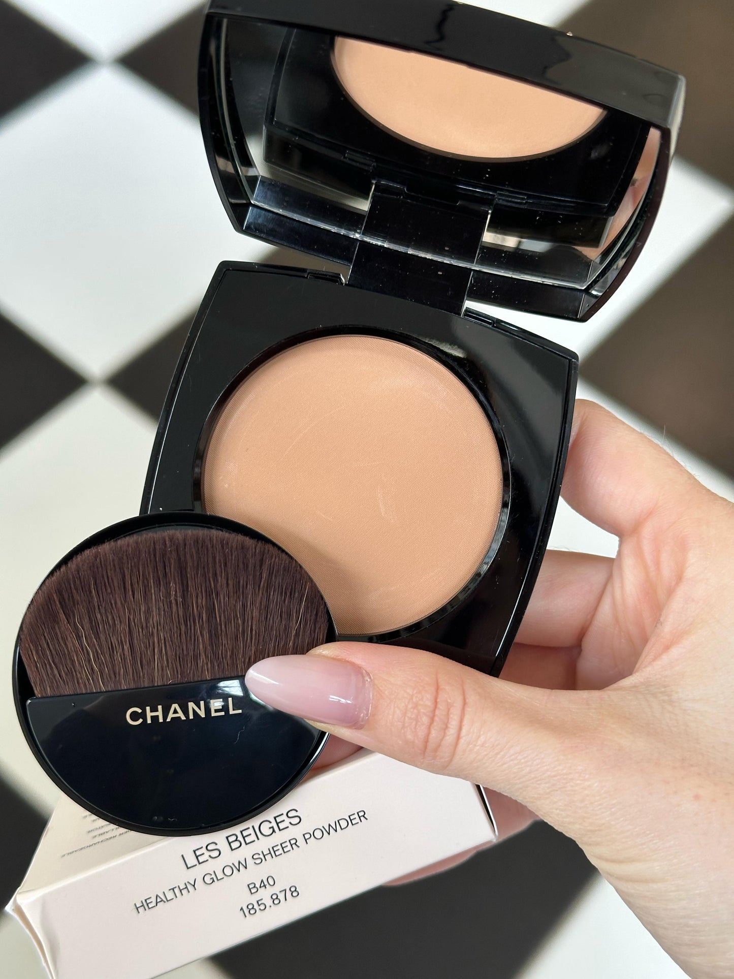 CHANEL Les Beiges
Healthy Glow Sheer Powder